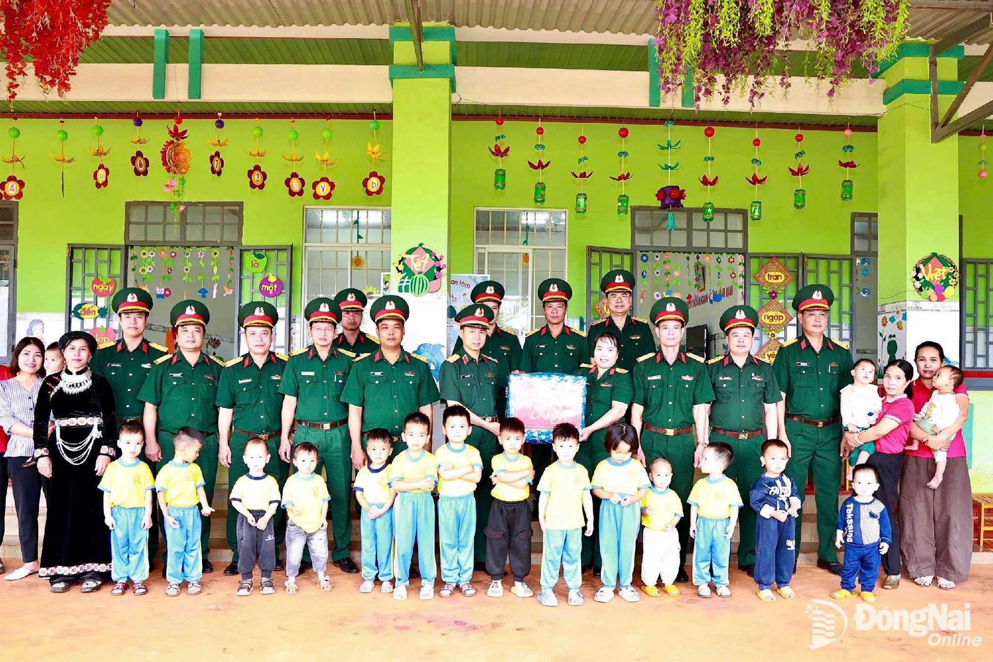 Thiếu tướng Phạm Bá Hiền, Tư lệnh Binh đoàn 16, cùng đoàn công tác thăm, tặng quà các cháu Trường Mầm non Sao Mai.
