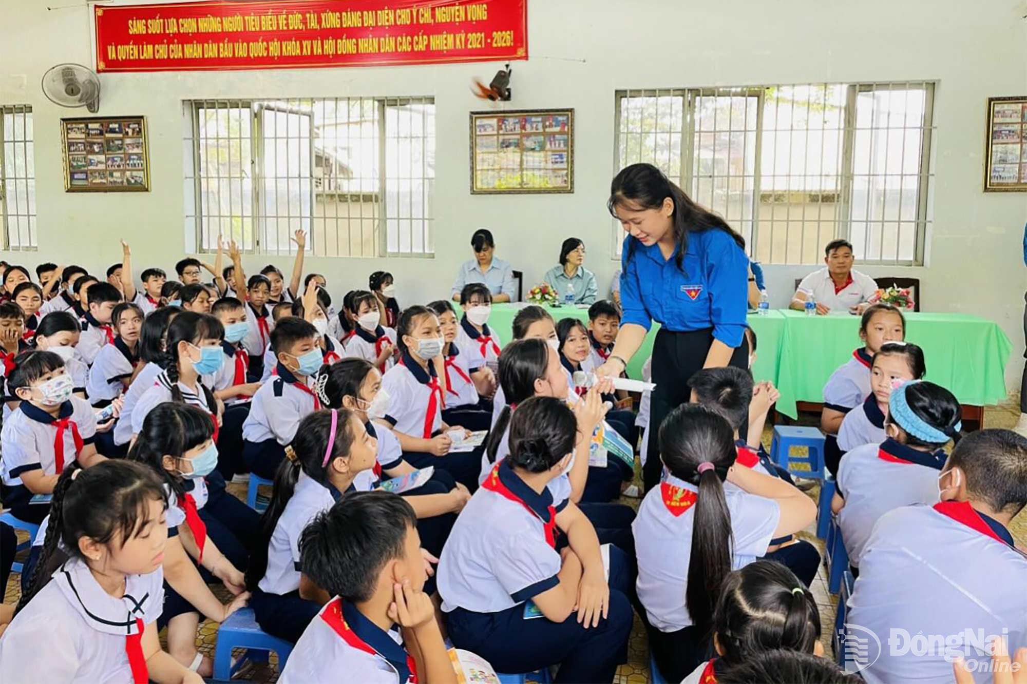Cán bộ Sở VHTT&DL tuyên truyền Bộ tiêu chí ứng xử trong gia đình trong hành trình bảo vệ mầm xanh năm 2022 tại trường phổ thông.