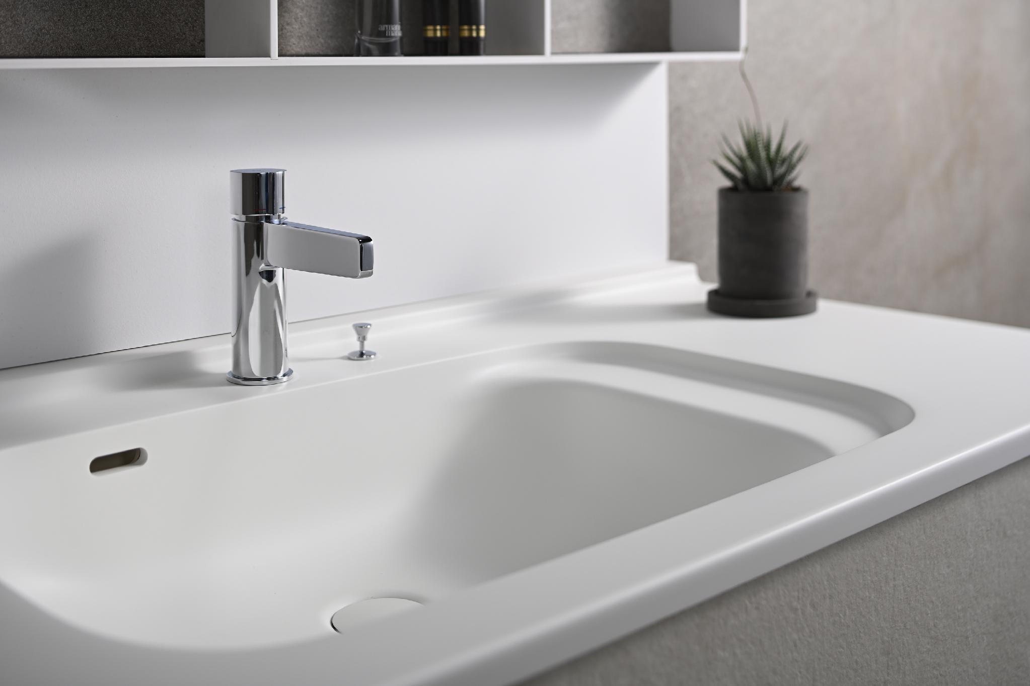 Góc tiếp giáp giữa mặt đá và tấm chắn lưng được bo liền trong cùng một khuôn ép - không khe, không keo.