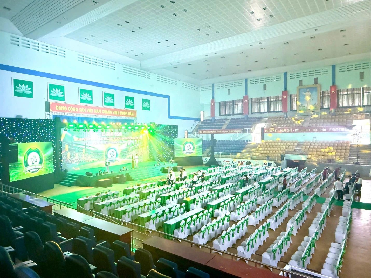 Không gian sân khấu, màn hình LED, âm thanh và ánh sáng được Sài Gòn Light Event hoàn thiện trước thời điểm đón khách.