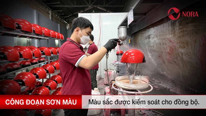 Màu sắc được kiểm soát và đối chiếu theo mẫu đã duyệt trước khi chuyển sang bước tiếp theo.