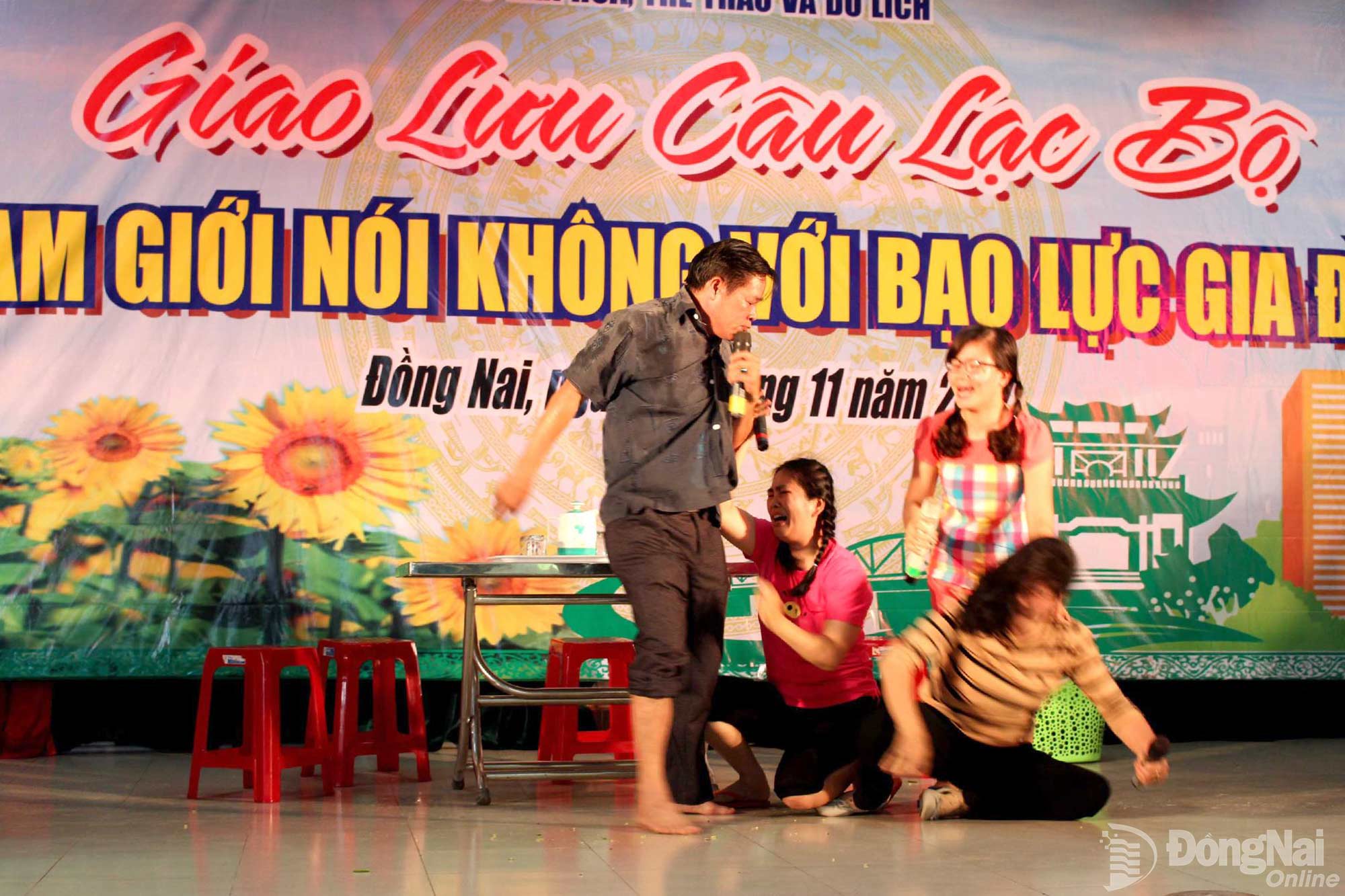 Từ những mâu thuẫn, tình huống trong đời sống, các xã, phường trên địa bàn thành phố Ðồng Nai đã sáng tạo hàng trăm tiểu phẩm tuyên truyền về công tác gia đình và phòng, chống bạo lực gia đình.