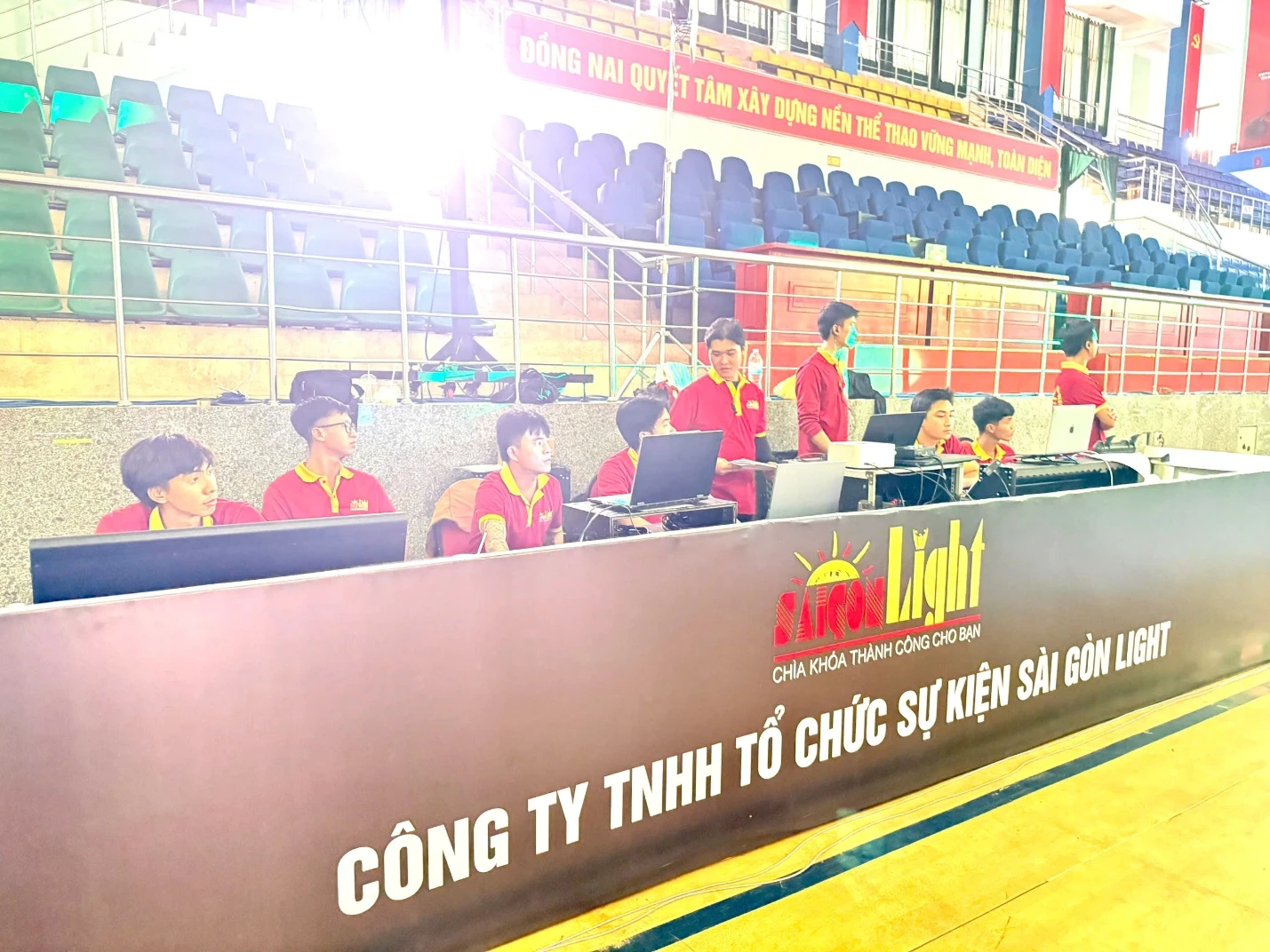 Đội ngũ kỹ thuật Sài Gòn Light Event trực tiếp vận hành màn hình LED, âm thanh và ánh sáng tại khu vực điều khiển trung tâm của sự kiện.