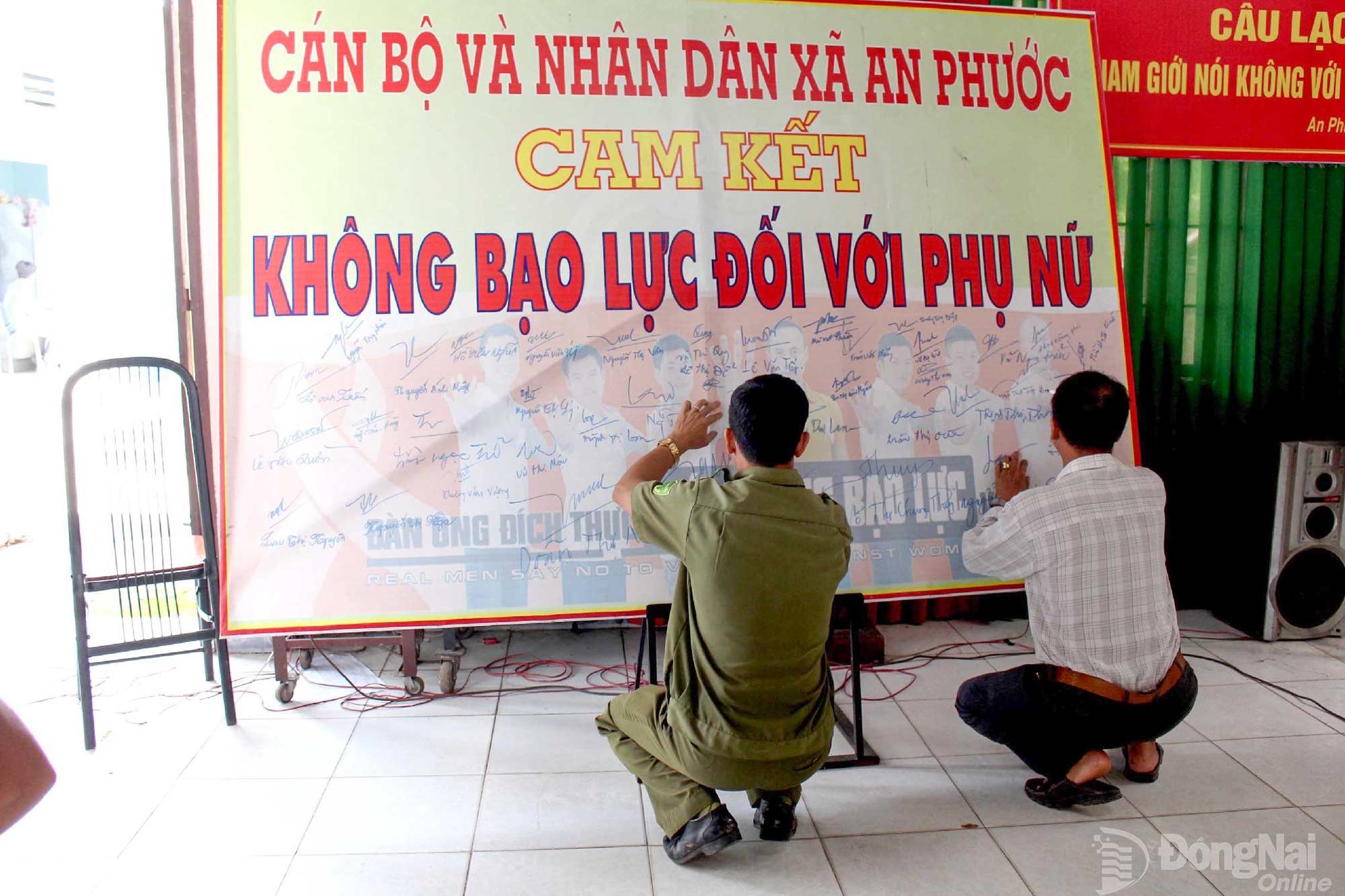 Cán bộ nhân dân xã An Phước ký tên cam kết nói không bạo lực đối với phụ nữ.
