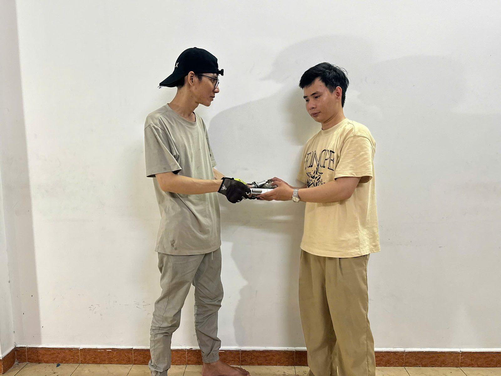 Anh Lai Key bàn giao lại khóa cho khách sau khi xử lý.