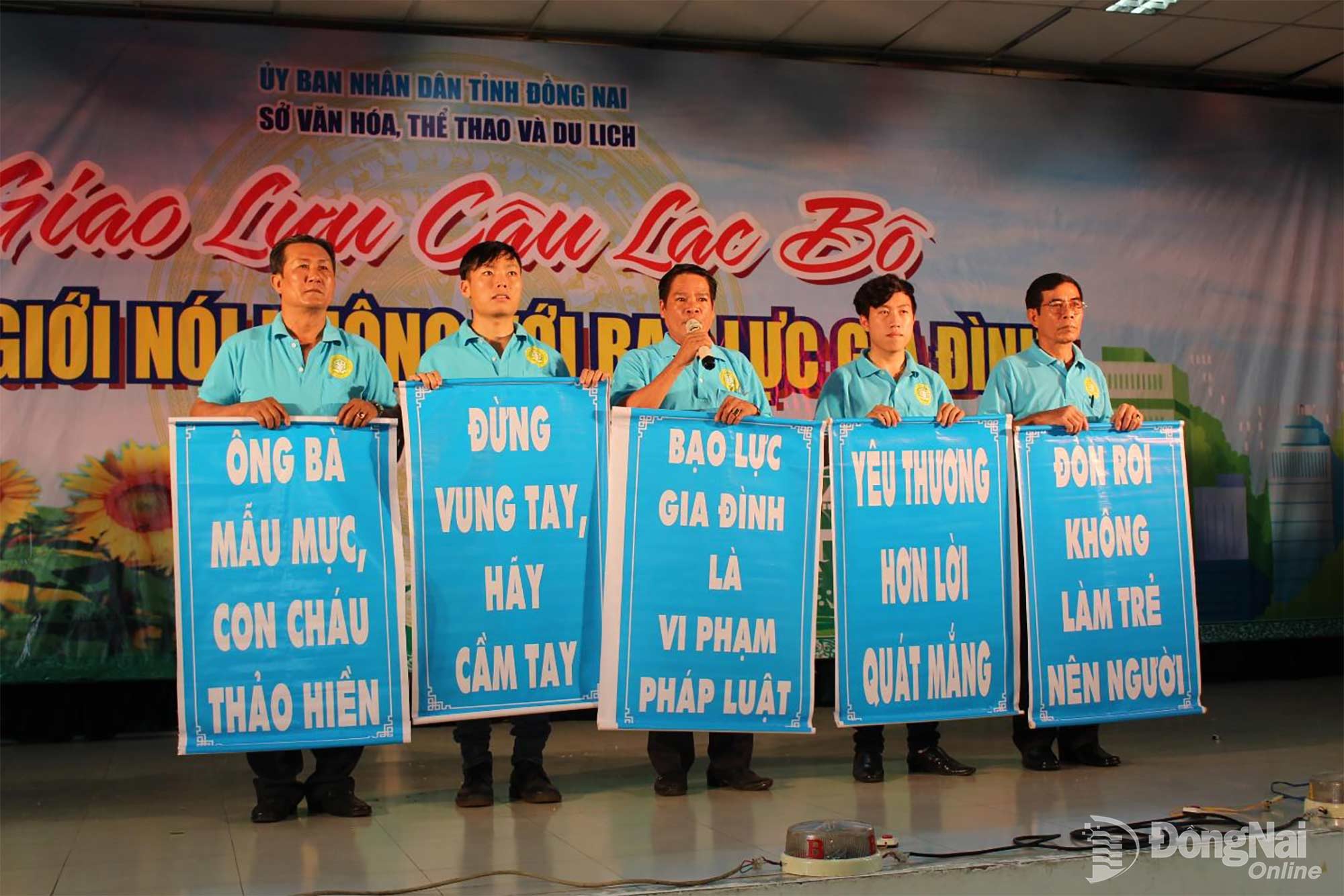 Các Câu lạc bộ “Nam giới nói không với bạo lực gia đình” giao lưu, trao đổi kinh nghiệm tổ chức hoạt động.