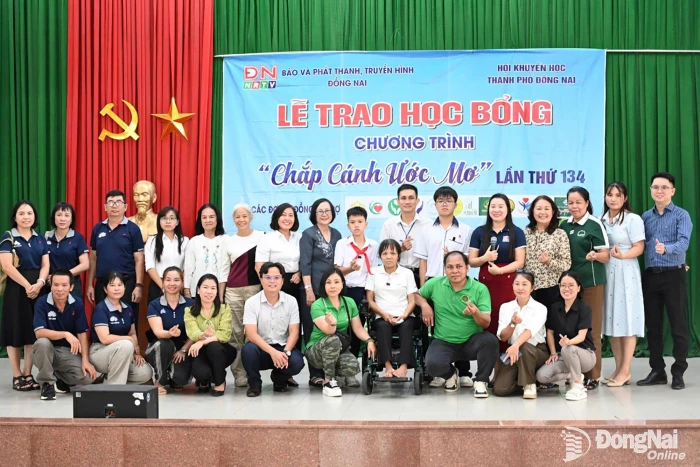 Yêu thương viết tiếp tương lai cho nam sinh nghèo
