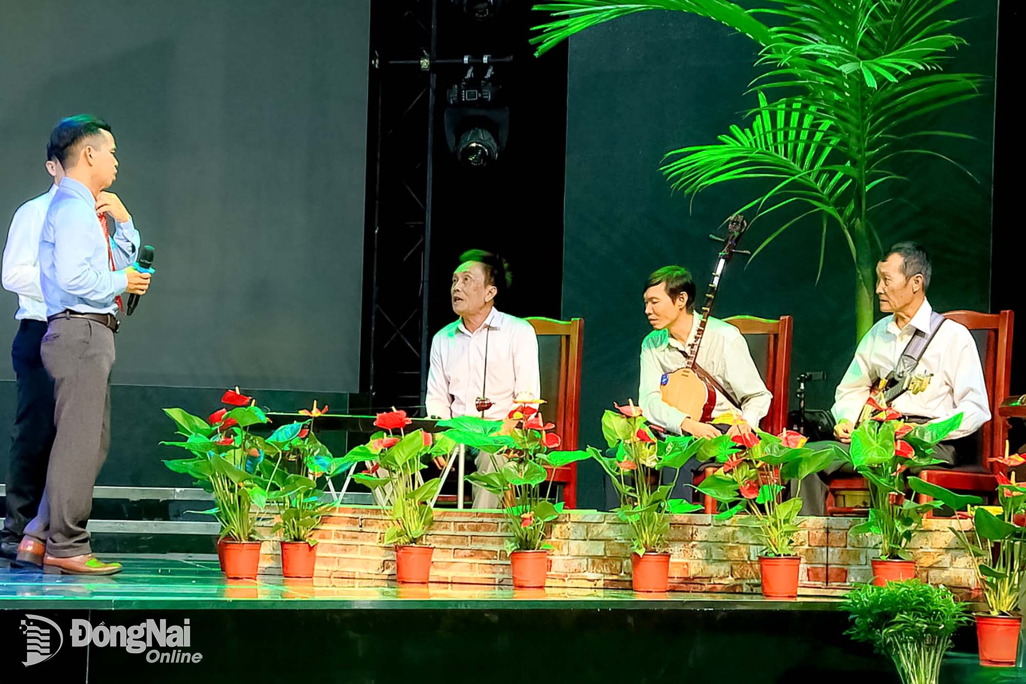 Thí sinh trao đổi với dàn nhạc trong buổi tập luyện chiều 23-9 tại Nhà hát truyền hình Báo và Phát thanh, Truyền hình Đồng Nai. Ảnh: Khánh Lộc