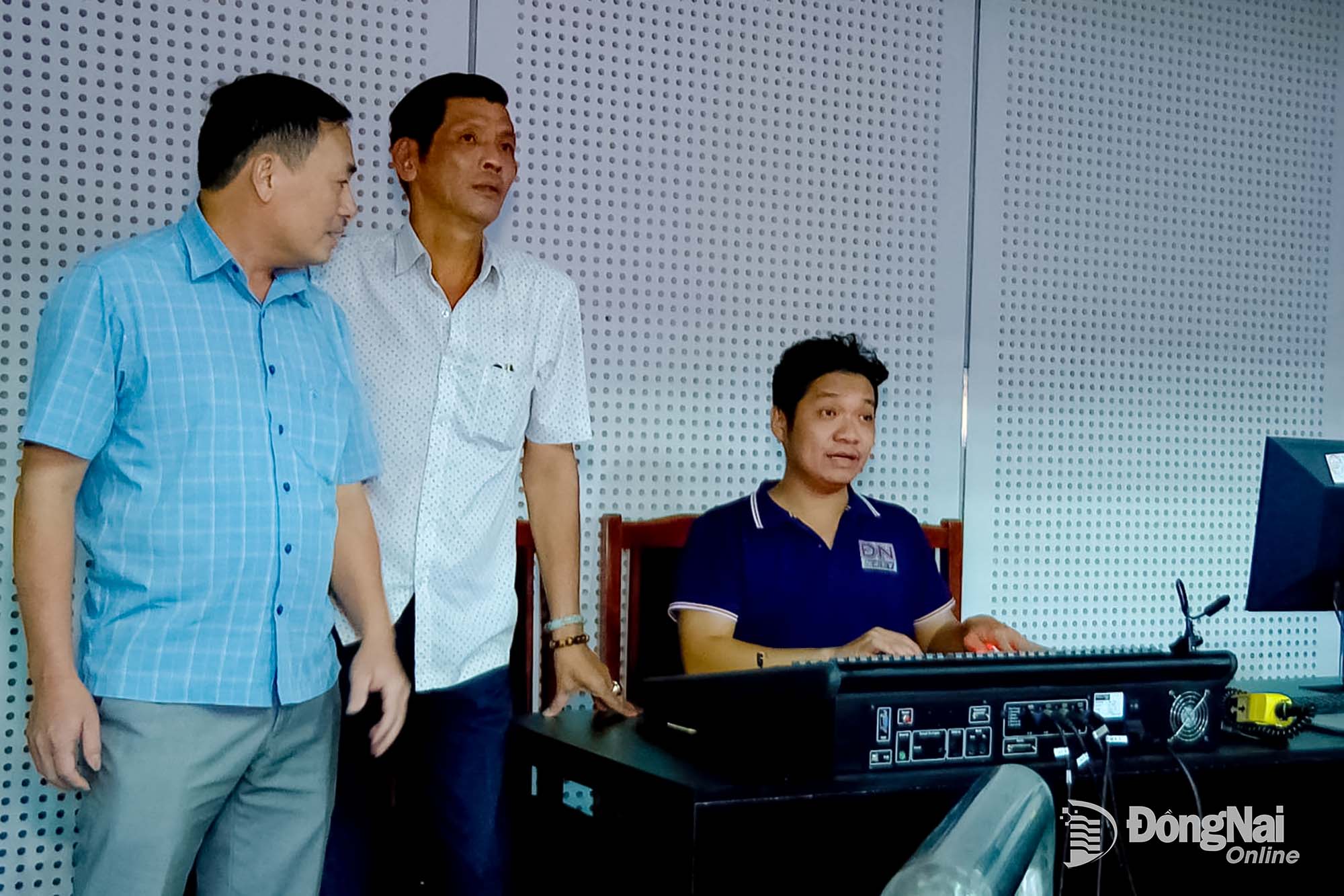 Đội ngũ kỹ thuật theo dõi, hoàn thiện công tác chuẩn bị cho đêm gala chung kết chương trình “Tài tử phương Nam” năm 2026. Ảnh: Khánh Lộc