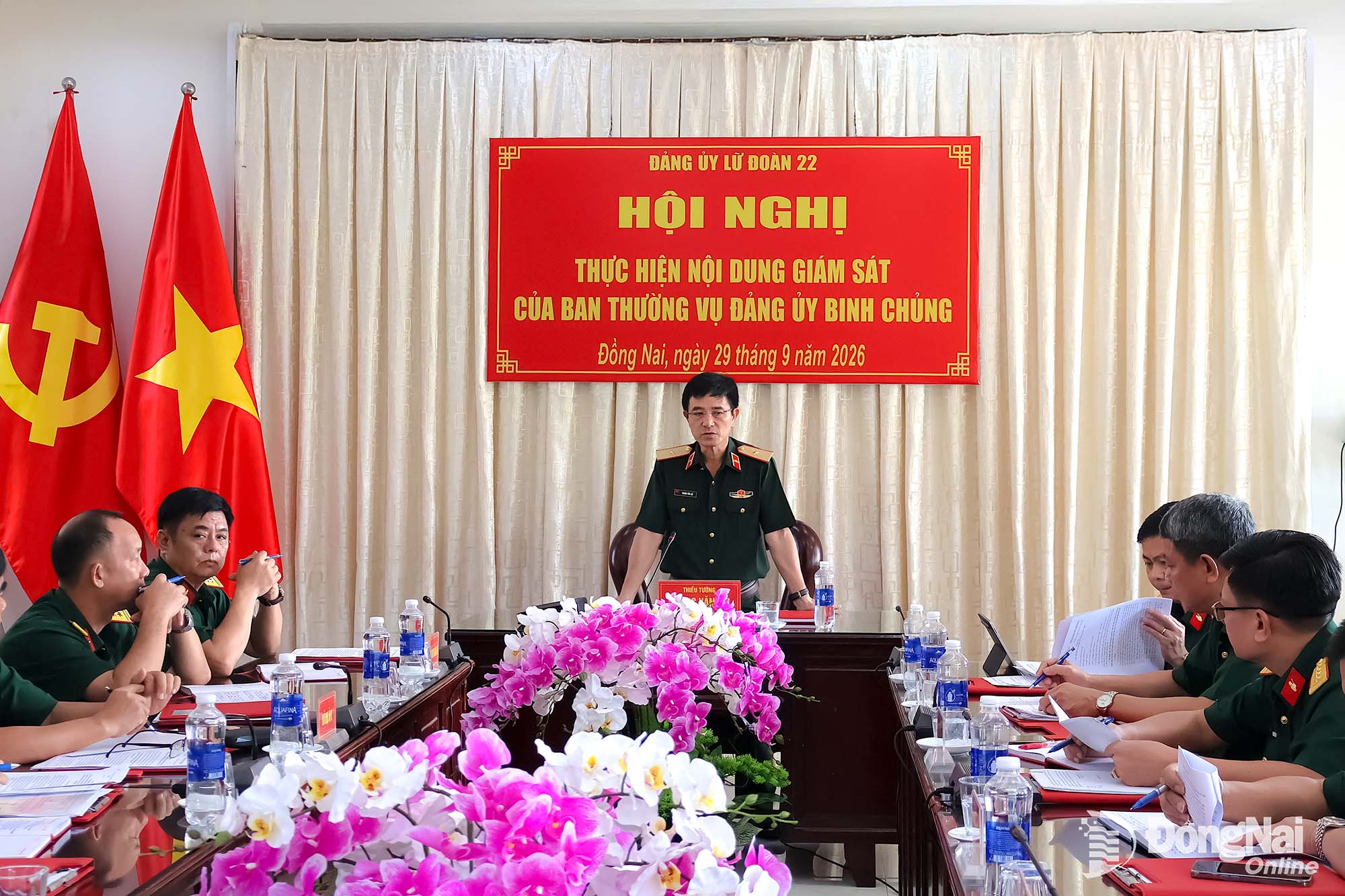 Thiếu tướng Hoàng Văn Lợi, Bí thư Đảng ủy, Chính ủy Binh chủng Tăng thiết giáp quán triệt các nội dung kiểm tra. Ảnh: Nguyệt Hà
