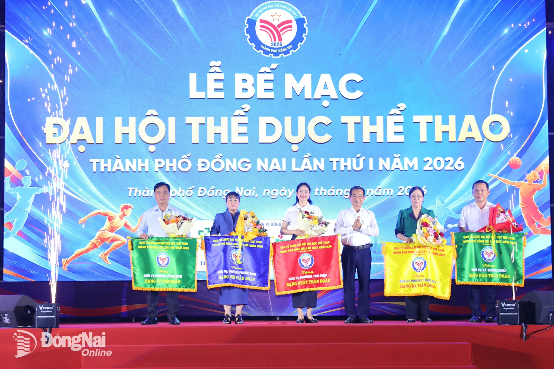 Deputy Secretary of the City Party Committee, Head of the City Party Committee’s Organization Commission Thai Bao presents overall ranking flags to the five highest-performing delegations. Photo: Huy Anh

