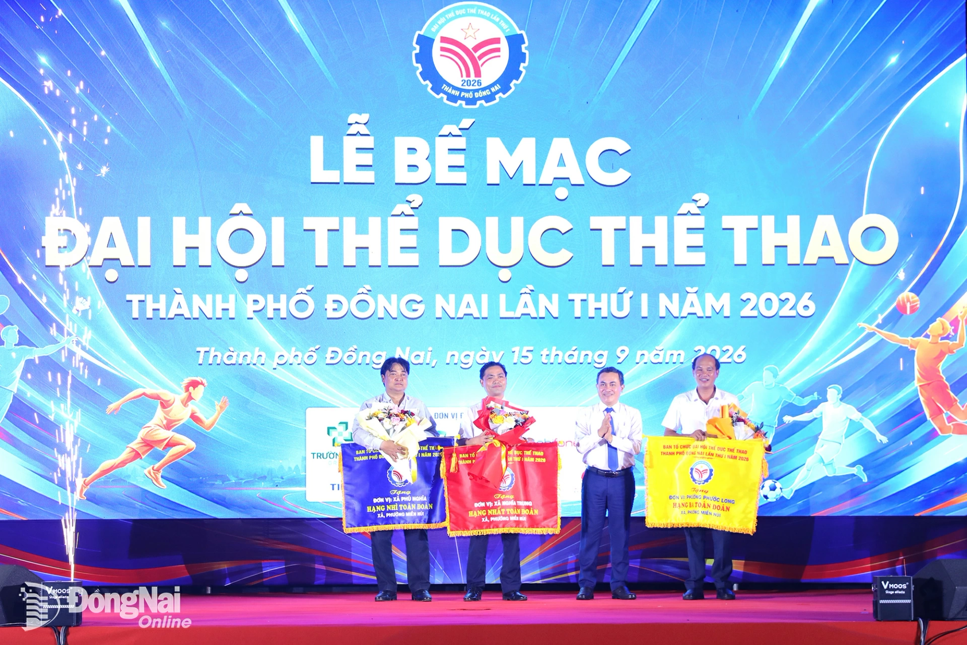 Le Truong Son, Member of the Standing Board of the City Party Committee, Vice Chairman of the City People’s Committee, Head of the Steering Committee for the 1st Dong Nai City Sports Festival, presents flags to mountainous communes and wards that made significant efforts to organize grassroots-level sports festivals. Photo: Huy Anh

