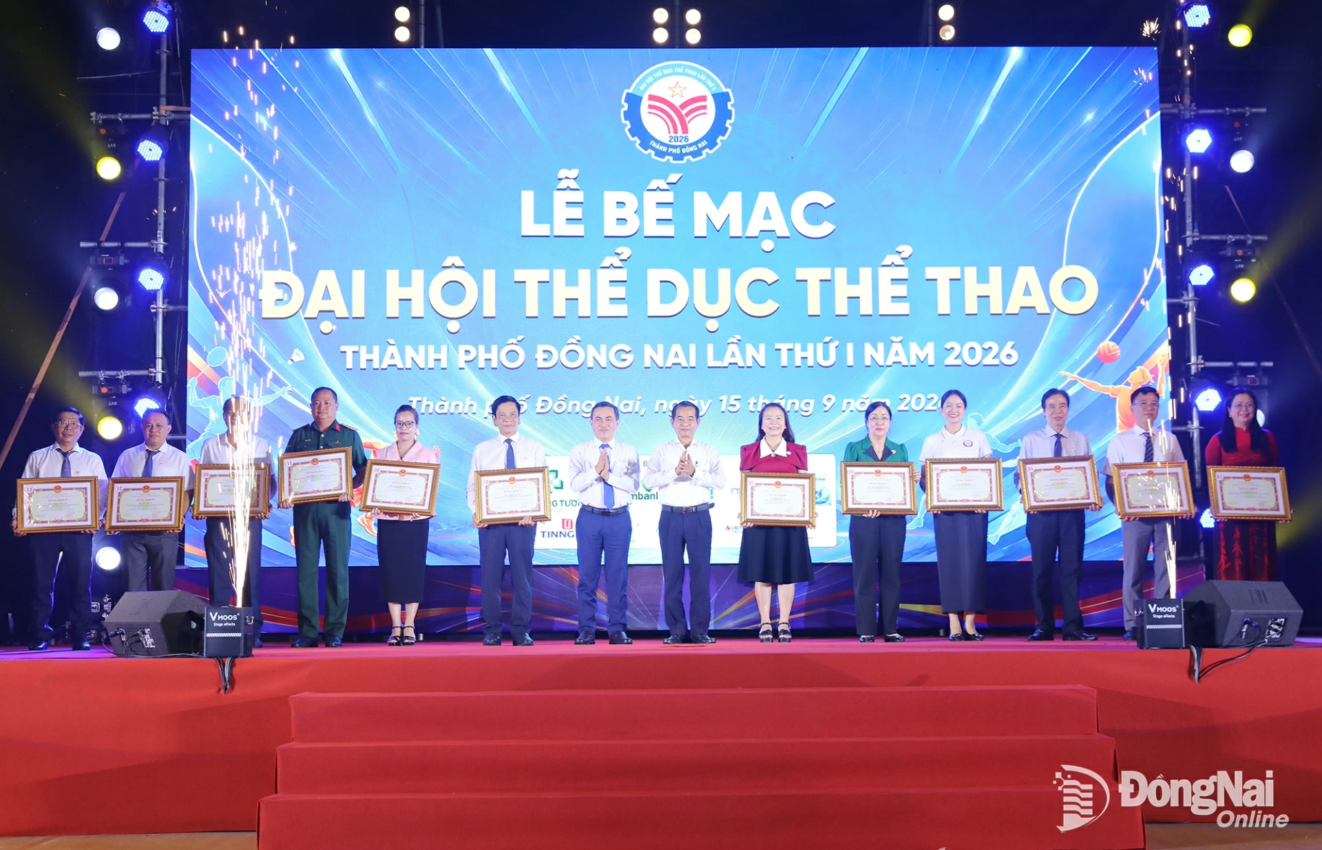 Deputy Secretary of the City Party Committee, Head of the City Party Committee’s Organization Commission Thai Bao and Member of the Standing Board of the City Party Committee, Vice Chairman of the City People’s Committee Le Truong Son present certificates of merit from the City People’s Committee to teams and individuals with outstanding achievements in organizing and participating in the 1st Dong Nai City Sports Festival. Photo: Huy Anh

