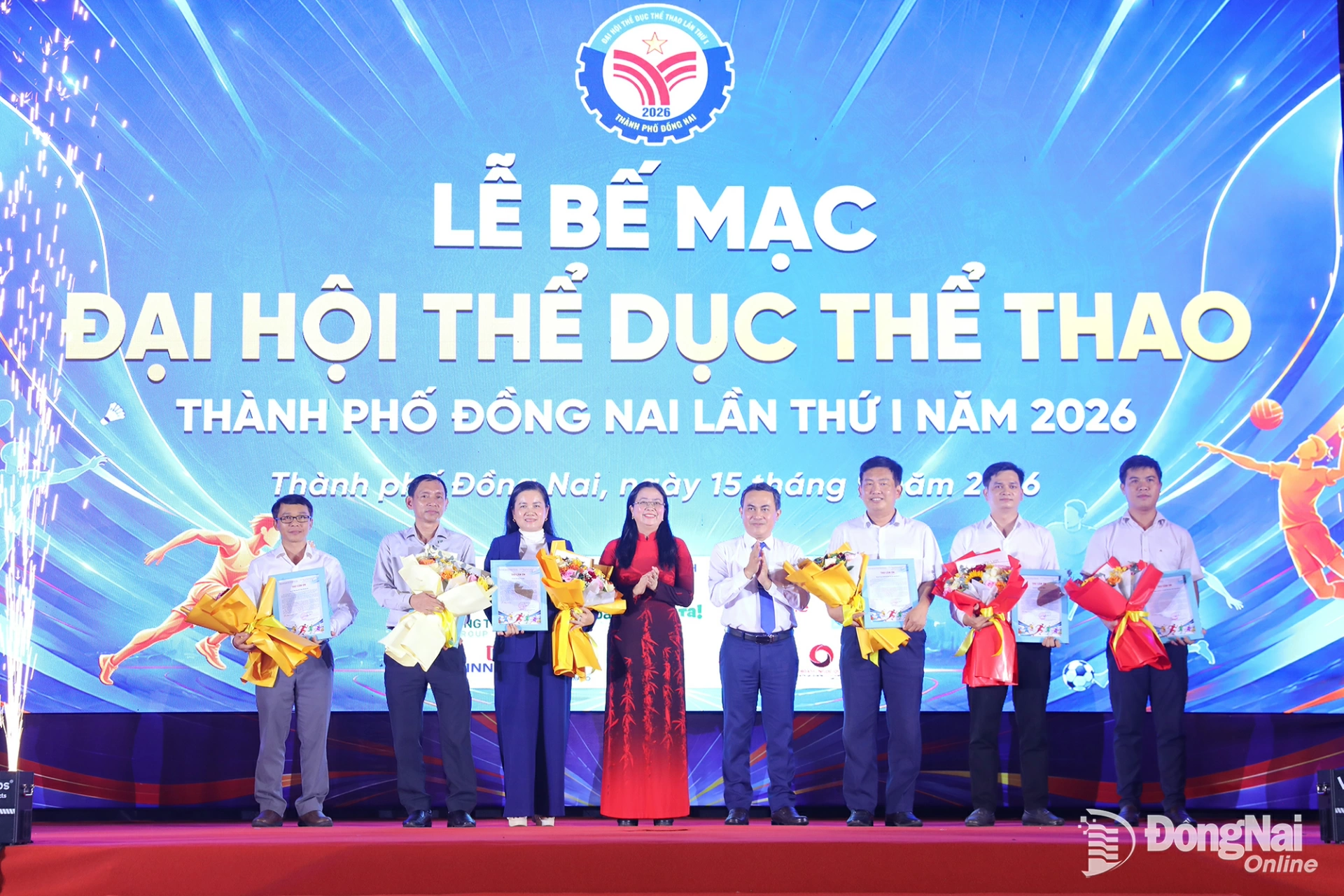 Organizing board representatives present letters of thanks and flowers to sponsors. Photo: Huy Anh

