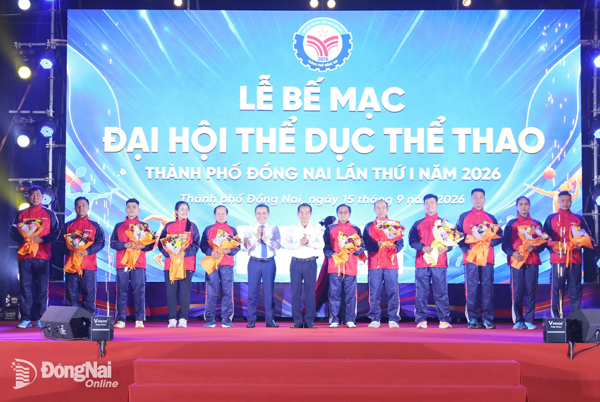 City leaders present flowers to representatives of the teams competing at the 10th National Sports Festival 2026. Photo: Huy Anh

