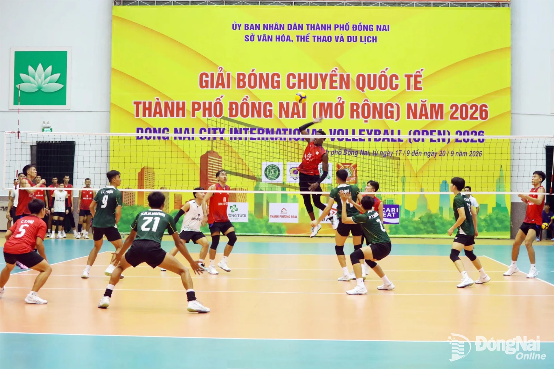 An attack by a Dong Nai City player (red jersey) during the match against Ho Chi Minh City. Photo: Huy Anh

