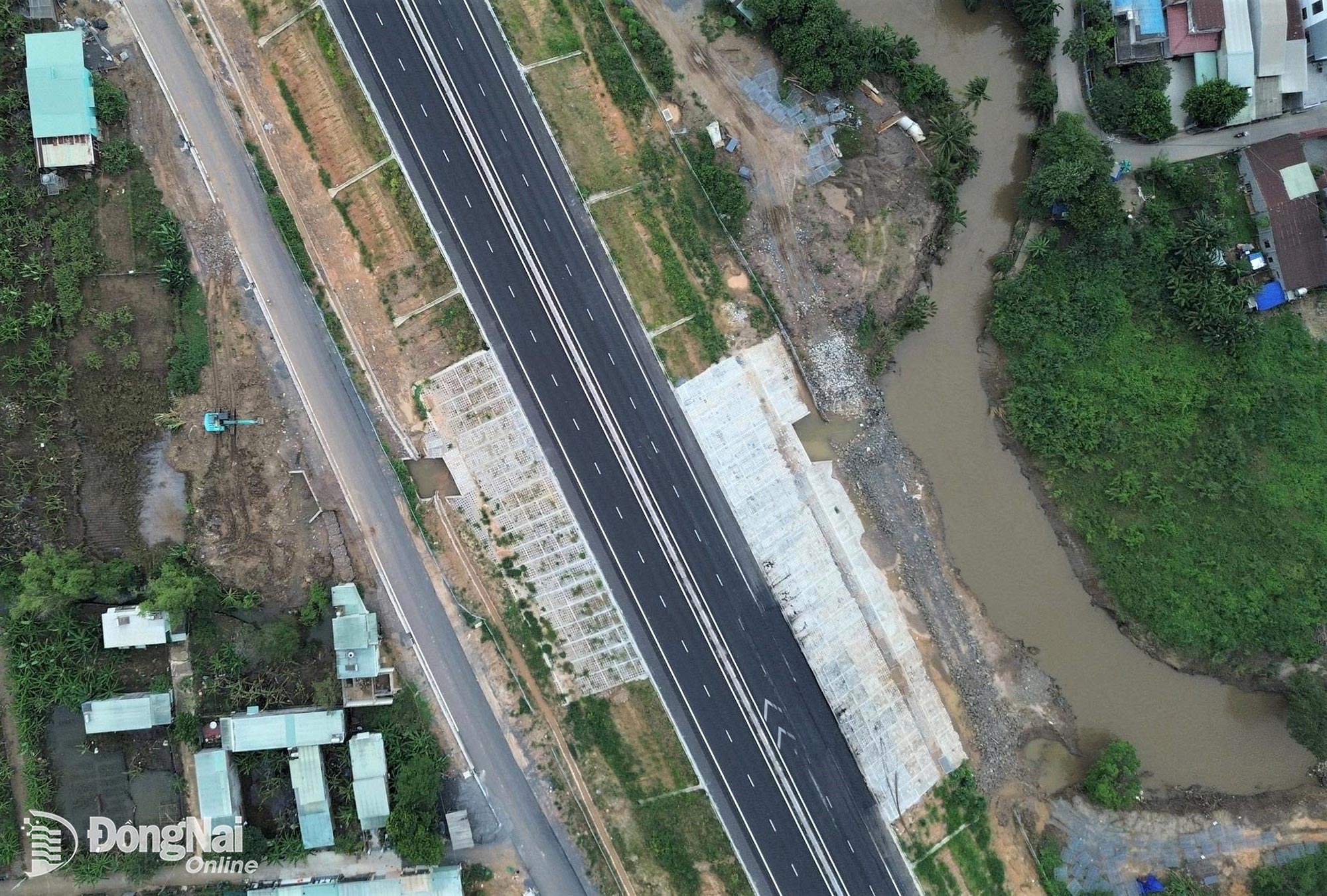 Vị trí cống thoát nước ngang tại lý trình Km1+950 cao tốc Biên Hòa - Vũng Tàu đoạn qua phường Phước Tân. Ảnh: Phạm Tùng
