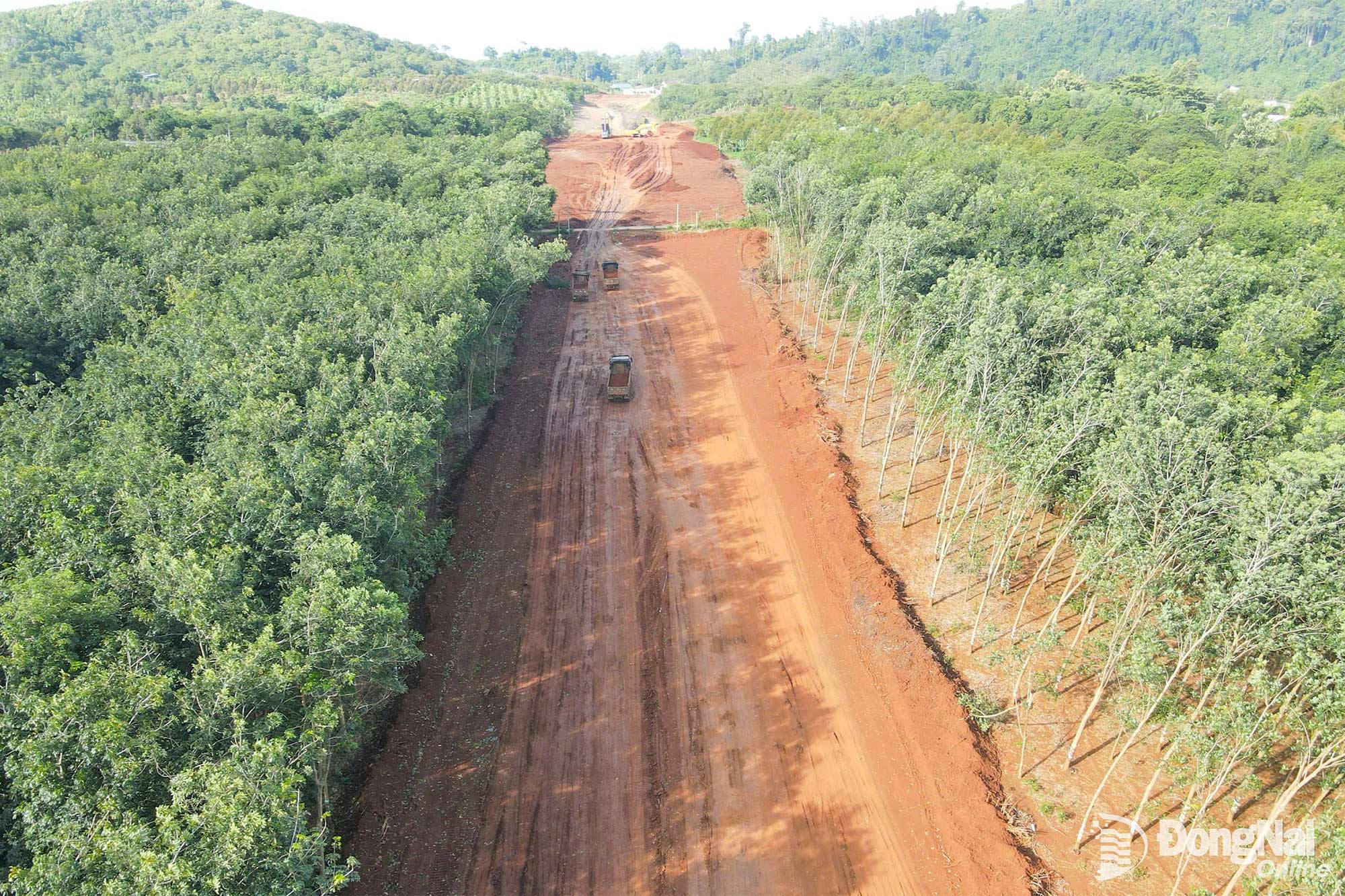 Thi công cao tốc Dầu Giây - Tân Phú. Ảnh: Phạm Tùng