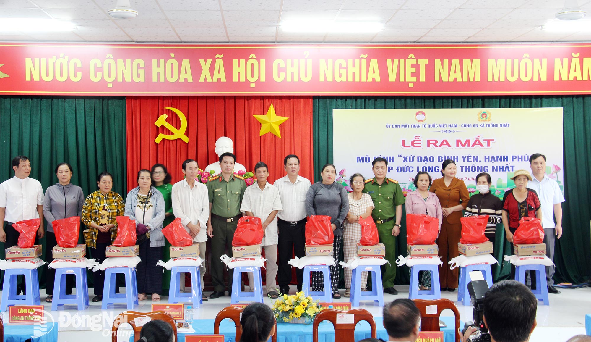 Ban Thường trực Ủy ban MTTQ Việt Nam xã Thống Nhất trao 70 suất quà cho người dân, học sinh có hoàn cảnh khó khăn với tổng số tiền hơn 23 triệu đồng tại lễ ra mắt mô hình “Xứ đạo bình yên hạnh phúc”. Ảnh: Xuân Hải