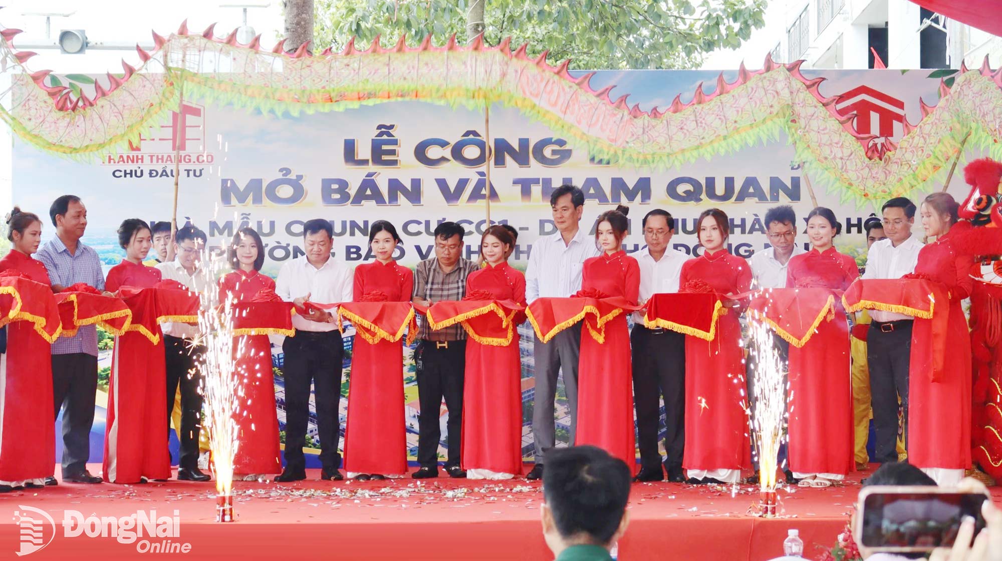 Nghi thức công bố mở bán và tham quan nhà mẫu Chung cư CC1 - Dự án Khu nhà ở xã hội phường Bảo Vinh. Ảnh: Hoàng Lộc
