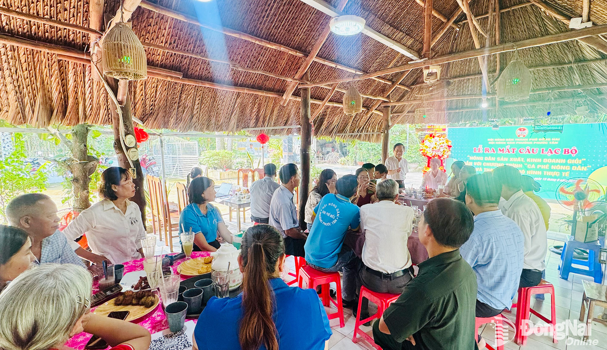 Các đại biểu tham gia chương trình Cà phê nông dân tại phường Phước Tân. Ảnh: Tố Tâm
