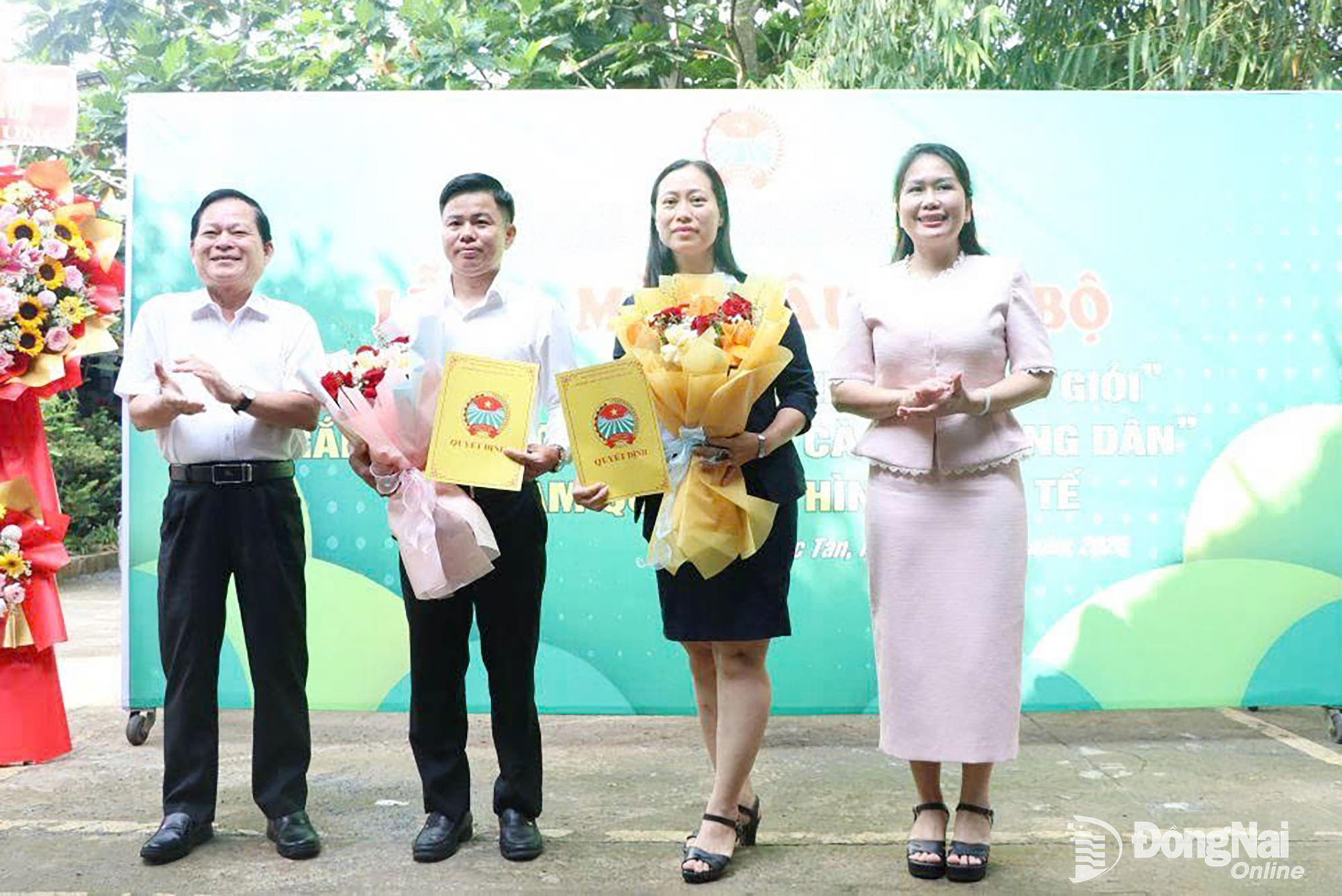 Phó Chủ tịch Hội Nông dân thành phố Đỗ Phước Dũng (bìa trái) và Bí thư Đảng ủy phường Phước Tân Võ Thị Anh Đào trao quyết định thành lập Câu lạc bộ Nông dân sản xuất, kinh doanh giỏi phường Phước Tân. Ảnh: Tố Tâm
