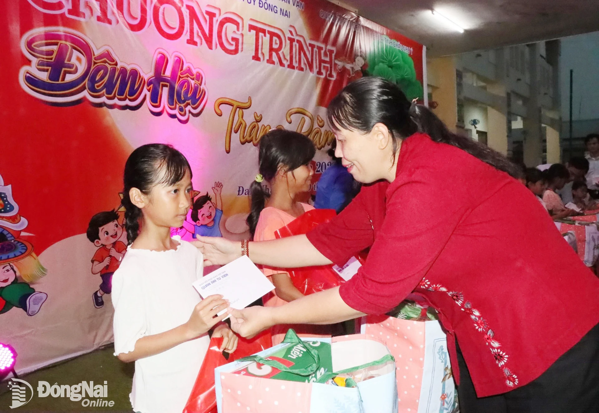 Thành ủy viên, Phó Trưởng ban Tuyên giáo và Dân vận Thành ủy Đồng Nai Lê Thị Thái tặng học bổng cho học sinh nghèo vượt khó học giỏi. Ảnh: Quang Minh