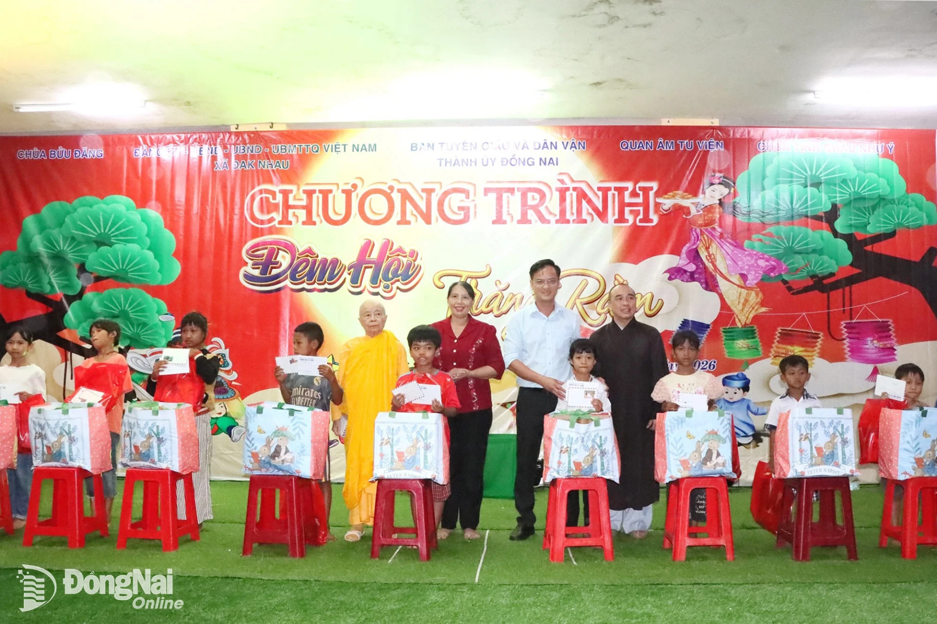 Thành ủy viên, Phó Trưởng ban Tuyên giáo và Dân vận Thành ủy Đồng Nai Lê Thị Thái; Bí thư Đảng ủy, Chủ tịch HĐND xã Đak Nhau Nguyễn Trọng Lâm và đại diện các đơn vị từ thiện tặng học bổng cho học sinh nghèo vượt khó học giỏi. Ảnh: Quang Minh
