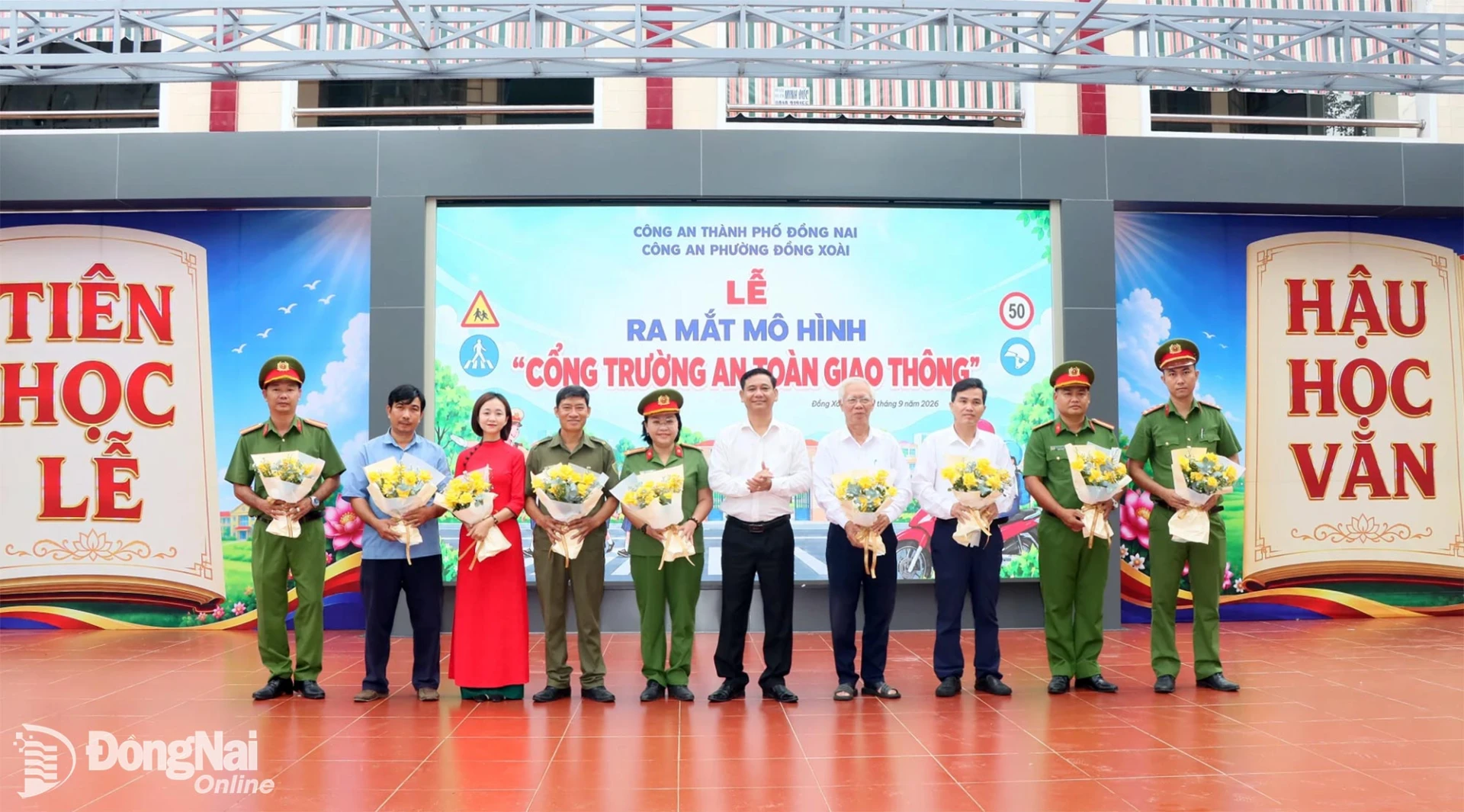 Ra mắt Mô hình cổng trường an toàn giao thông. Ảnh: Quang Minh