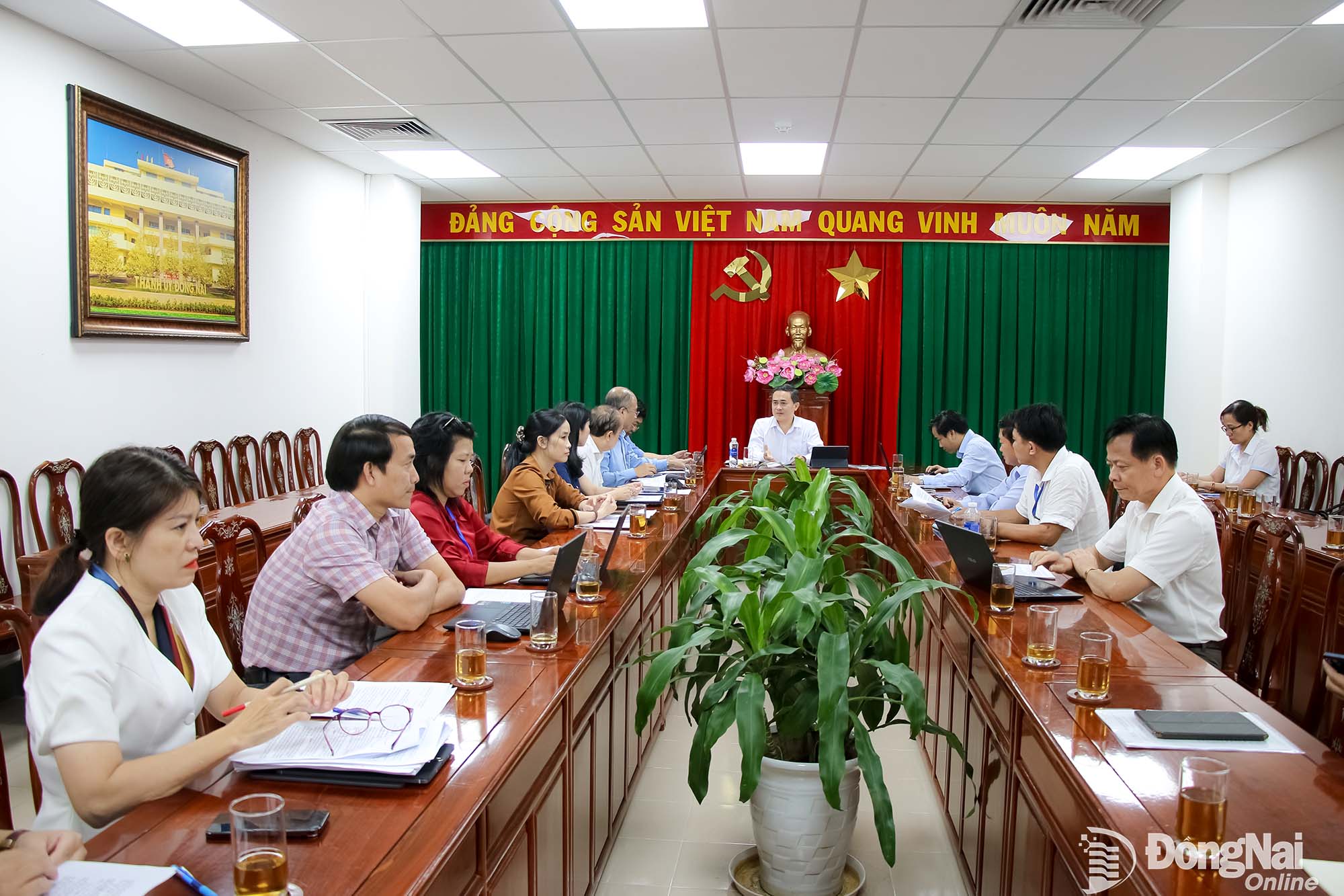 Ủy viên Ban Thường vụ Thành ủy, Phó Chủ tịch UBND thành phố Đồng Nai Lê Trường Sơn chủ trì cuộc họp với Sở Khoa học và Công nghệ và các sở, ban, ngành liên quan để nghe báo cáo các dự thảo nghị quyết thuộc lĩnh vực khoa học và công nghệ. Ảnh: Hải Quân