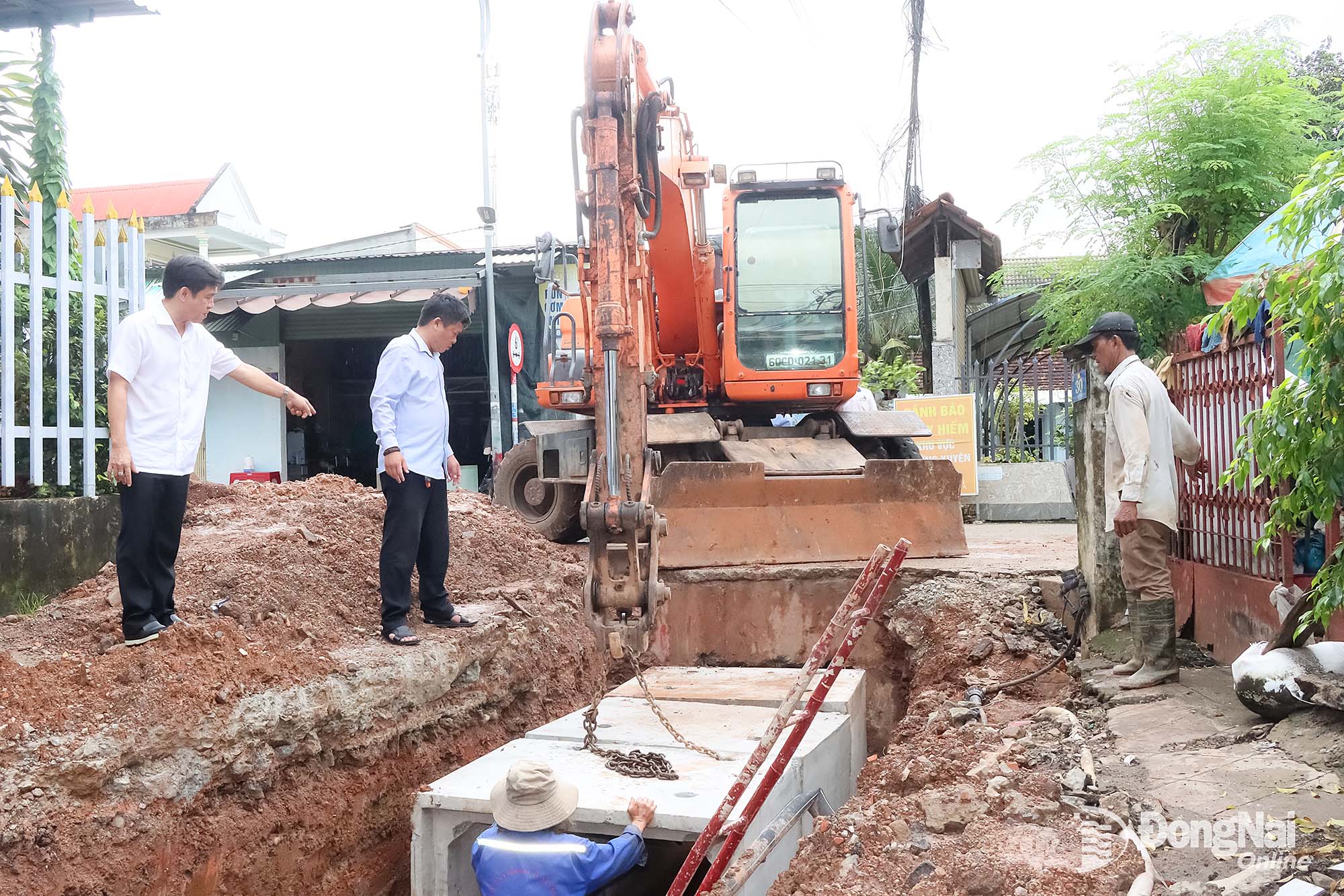 Nhà thầu thi công lắp đặt cống hộp tại đường Bà Triệu, khu phố Tân Thiện (phường Bình Phước).

