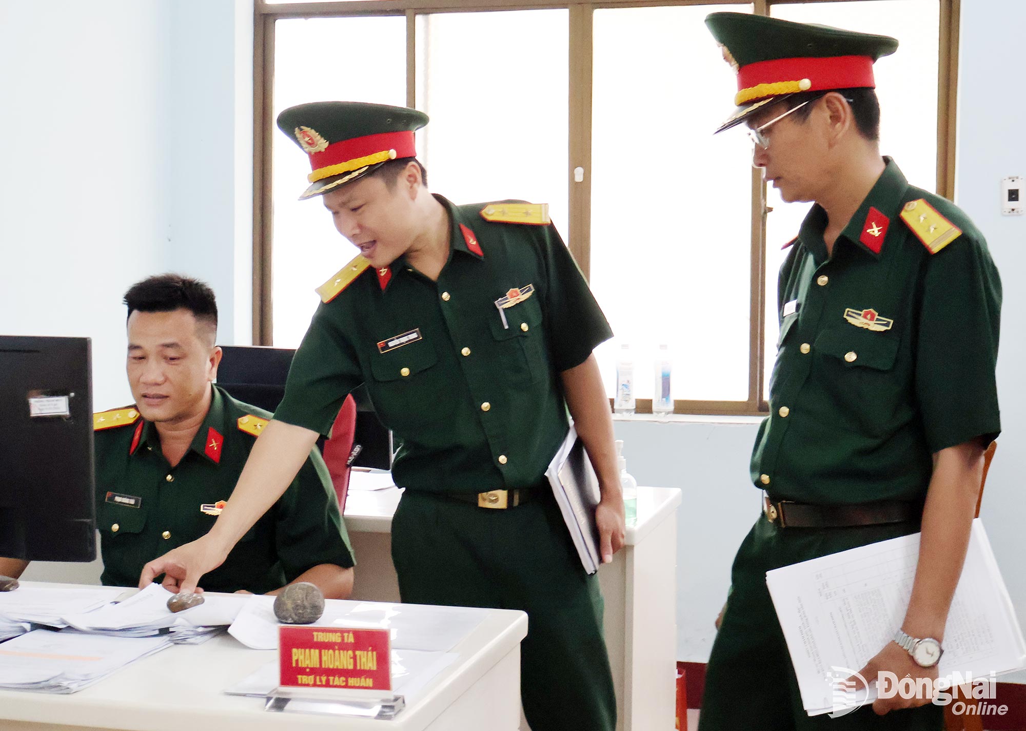 Đoàn chấm thi hồ sơ sổ sách, biển bảng quy định tại Phòng Tham mưu, Bộ Chỉ huy Quân sự thành phố. Ảnh: Nguyệt Hà