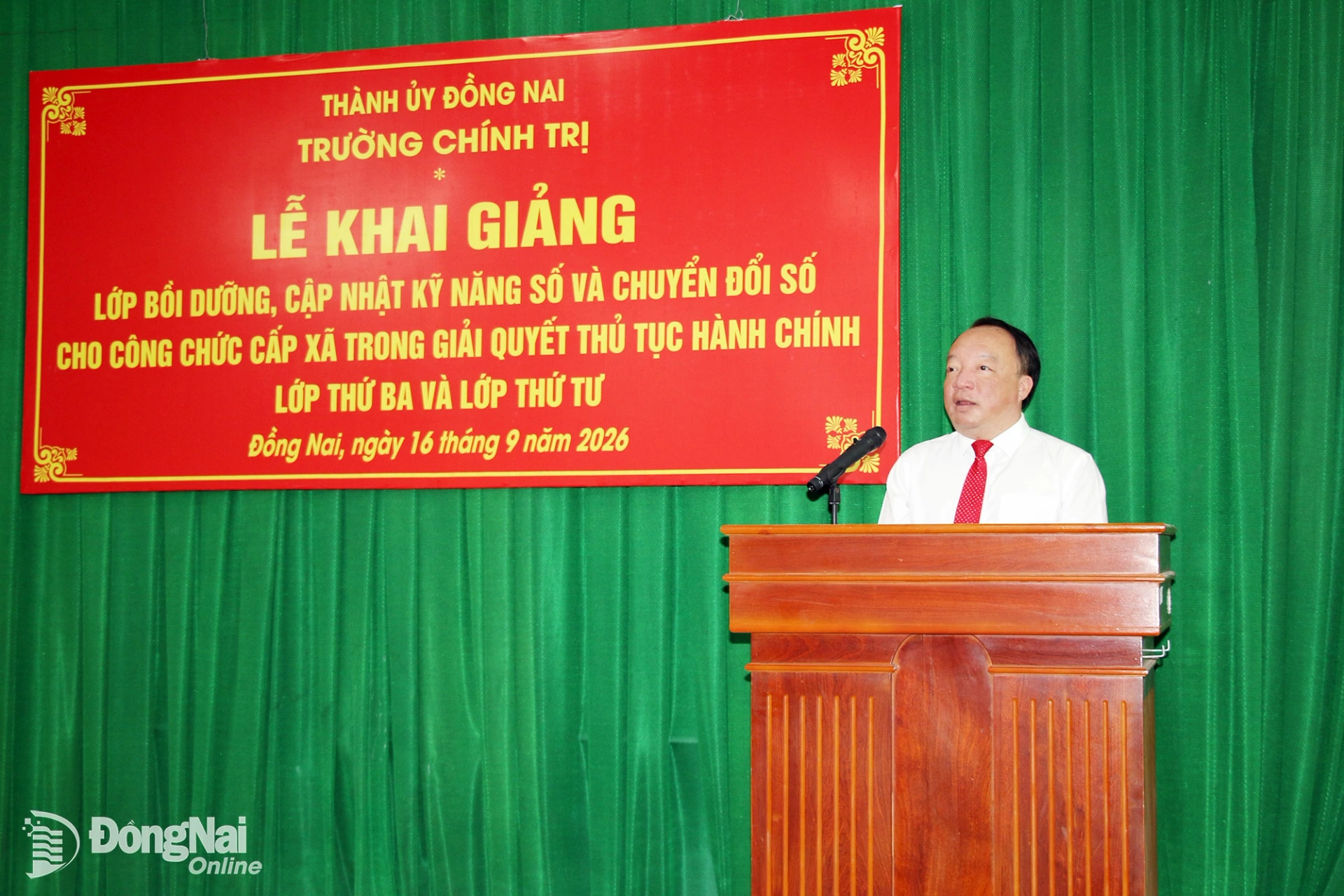 Tiến sĩ Phan Xuân Linh, Hiệu trưởng Trường Chính trị thành phố Đồng Nai phát biểu khai giảng lớp bồi dưỡng. Ảnh: Hải Quân