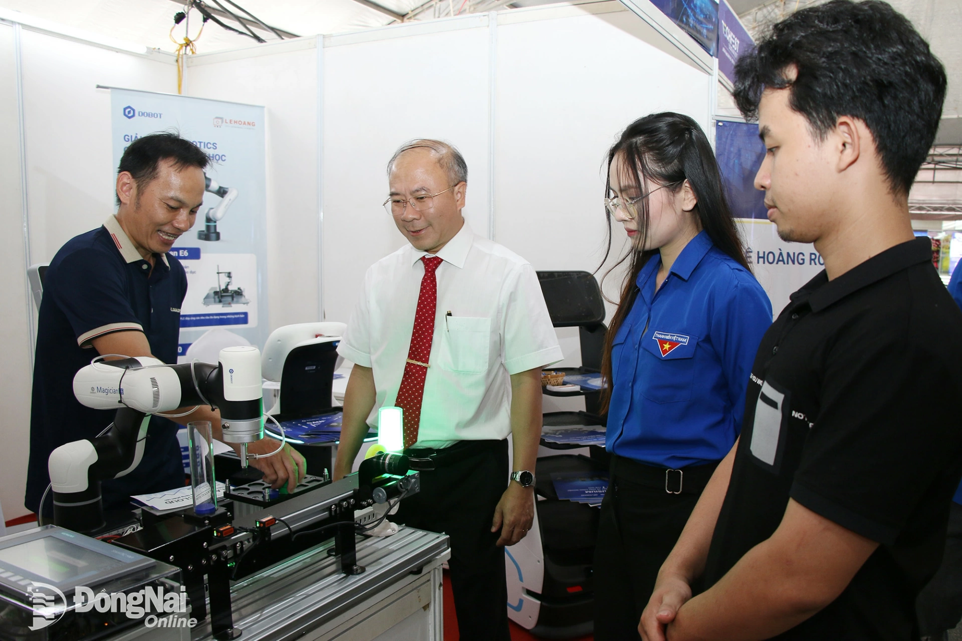 Deputy Director of the Department of Science and Technology Nguyen Minh Quang (second from left) experiences new technology products at a digital technology exhibition in Dong Nai.

