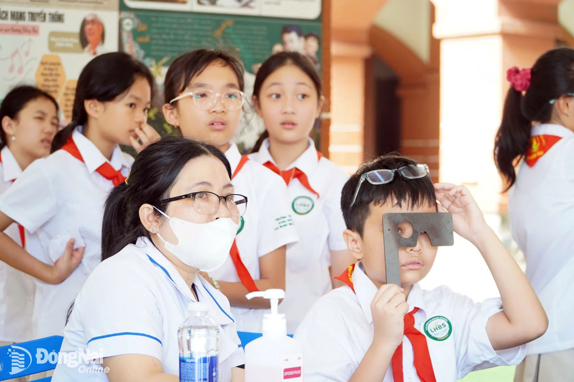 Trường TH-THCS-THPT Song ngữ Lạc Hồng (phường Trấn Biên) phối hợp tổ chức khám sức khỏe đầu năm học cho học sinh. Ảnh: CTV