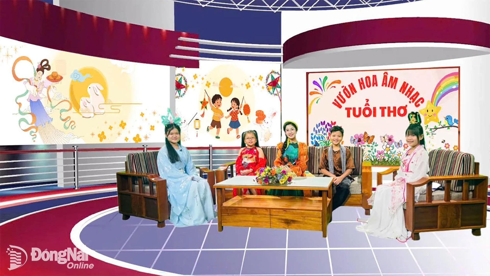 Hai MC San San - An An trong trang phục chị Hằng giao lưu cùng các tài năng nhí Trung tâm Âm nhạc The Keys trong chương trình Vườn hoa âm nhạc tuổi thơ chủ đề “Đêm trăng tuổi thơ”. Ảnh: Minh Huệ