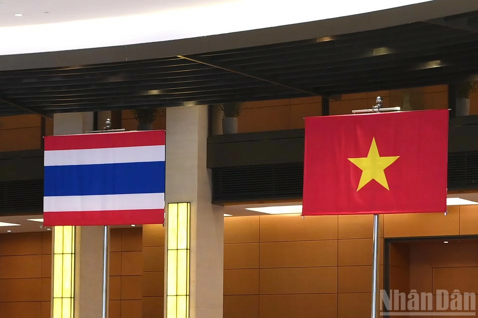 Nghi thức chào cờ tại Lễ đón.
