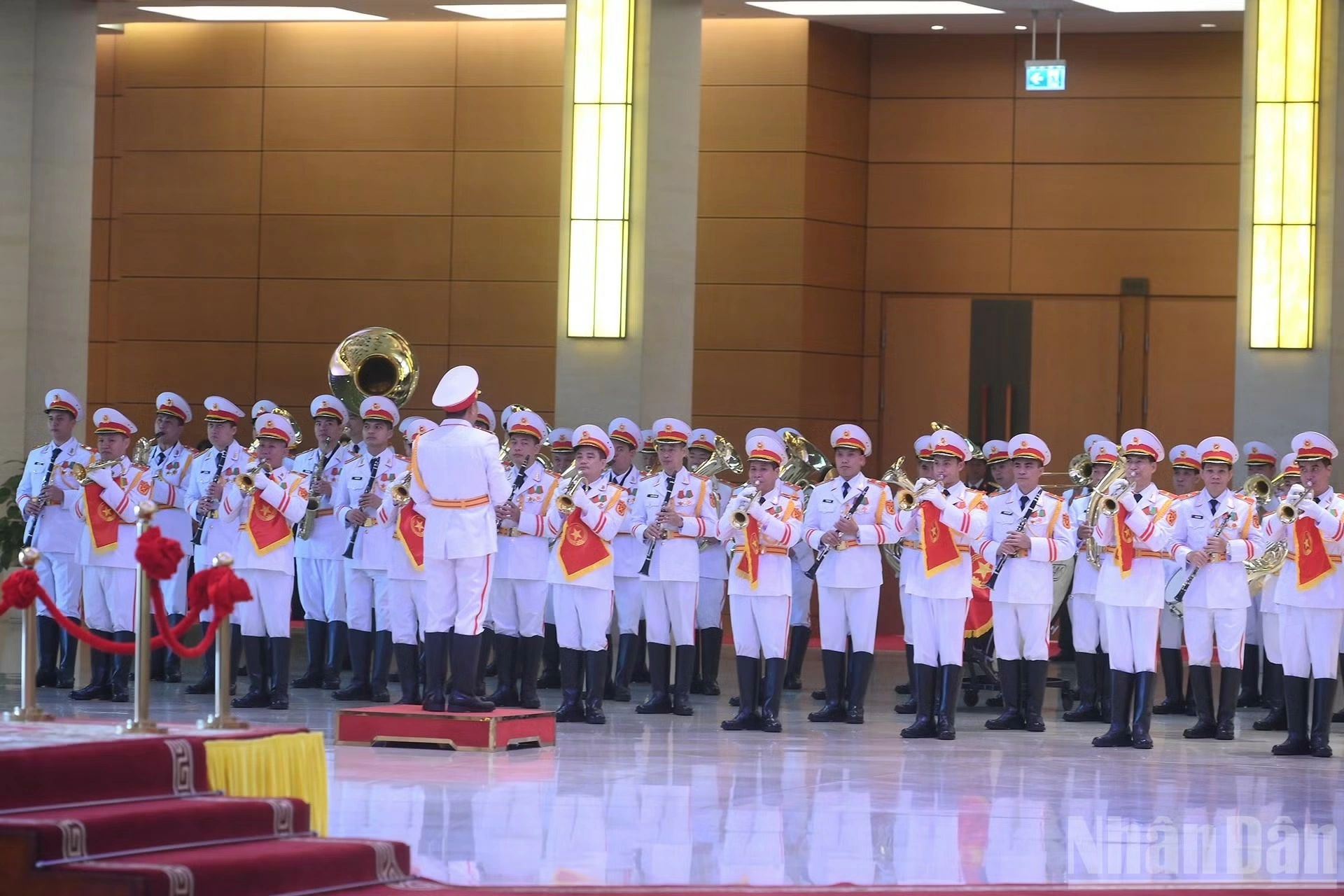Quân nhạc cử Quốc thiều hai nước.

