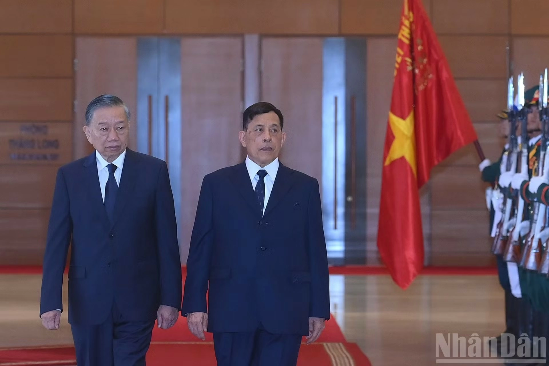 Tổng Bí thư, Chủ tịch nước Tô Lâm và Nhà vua Vương quốc Thái Lan Maha Vajiralongkorn Phra Vajiraklaochaoyuhua duyệt Đội danh dự Quân đội nhân dân Việt Nam tại Lễ đón.
