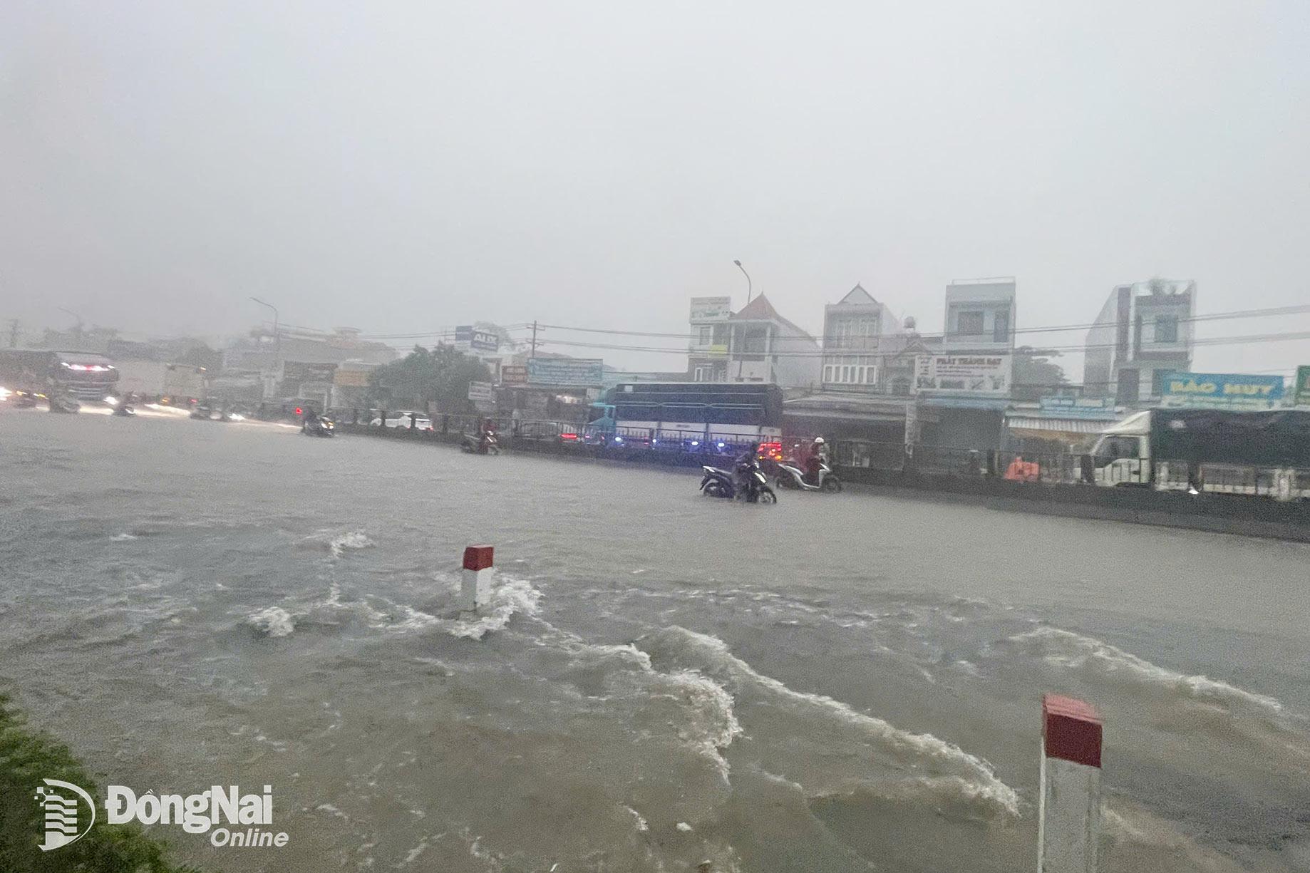 Quốc lộ 1 đoạn trước Bệnh viện Nhi đồng Đồng Nai bị ngập do mưa lớn vào chiều 22-9. Ảnh: Lê Duy
