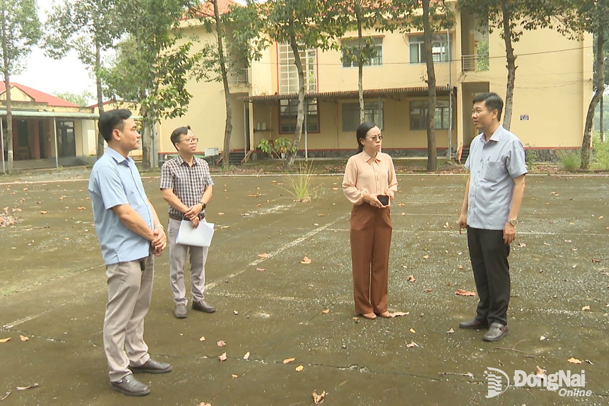 Thành ủy viên, Bí thư Đảng ủy phường Chơn Thành Viên Hồng Tiến (bìa phải) kiểm tra thực tế các khu đất công, cơ sở vật chất dôi dư trên địa bàn phường. Ảnh: Đỗ Trình
