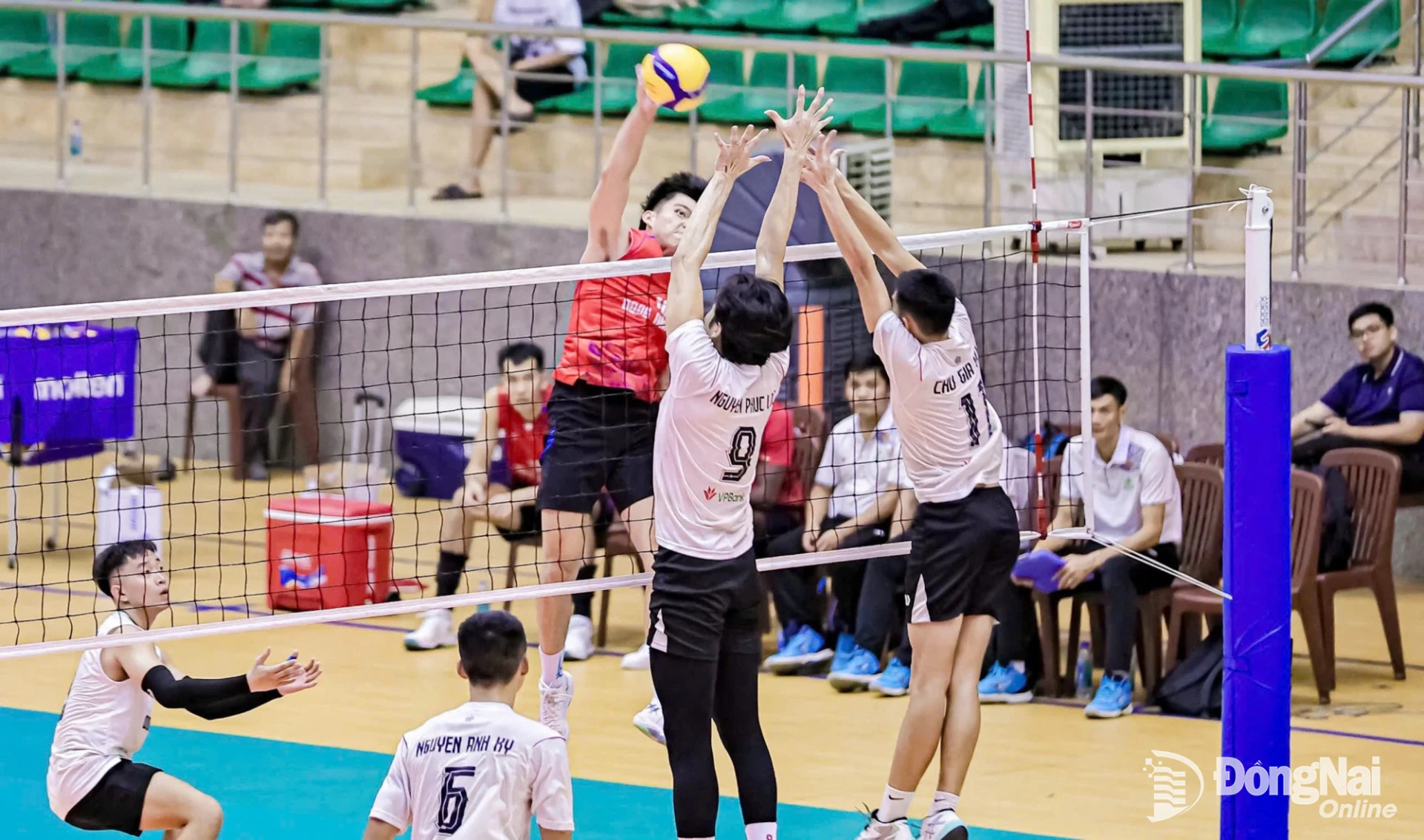 Một pha tấn công của đội thành phố Đồng Nai (áo đỏ) trong trận chiến thắng Công an Thành phố Hồ Chí Minh tỷ số 3-1. Ảnh: ĐVCC
