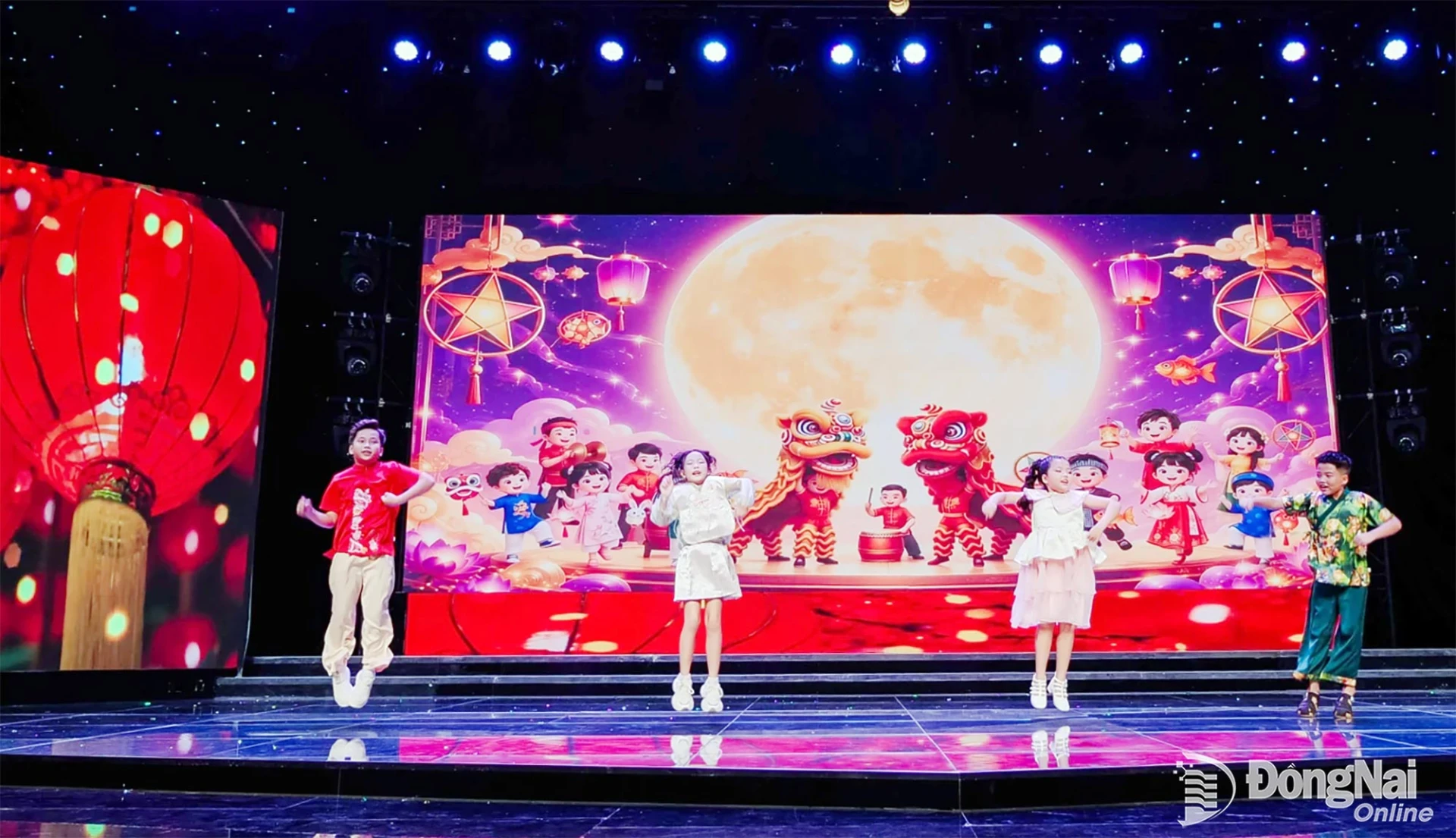 Bảo Anh, Thái Bảo, Châu Phát và Xuân Nghi hòa giọng trong tiết mục Mashup Trung thu, mang đến bầu không khí vui tươi, ấm áp của ngày hội trăng rằm. Ảnh: Minh Huệ