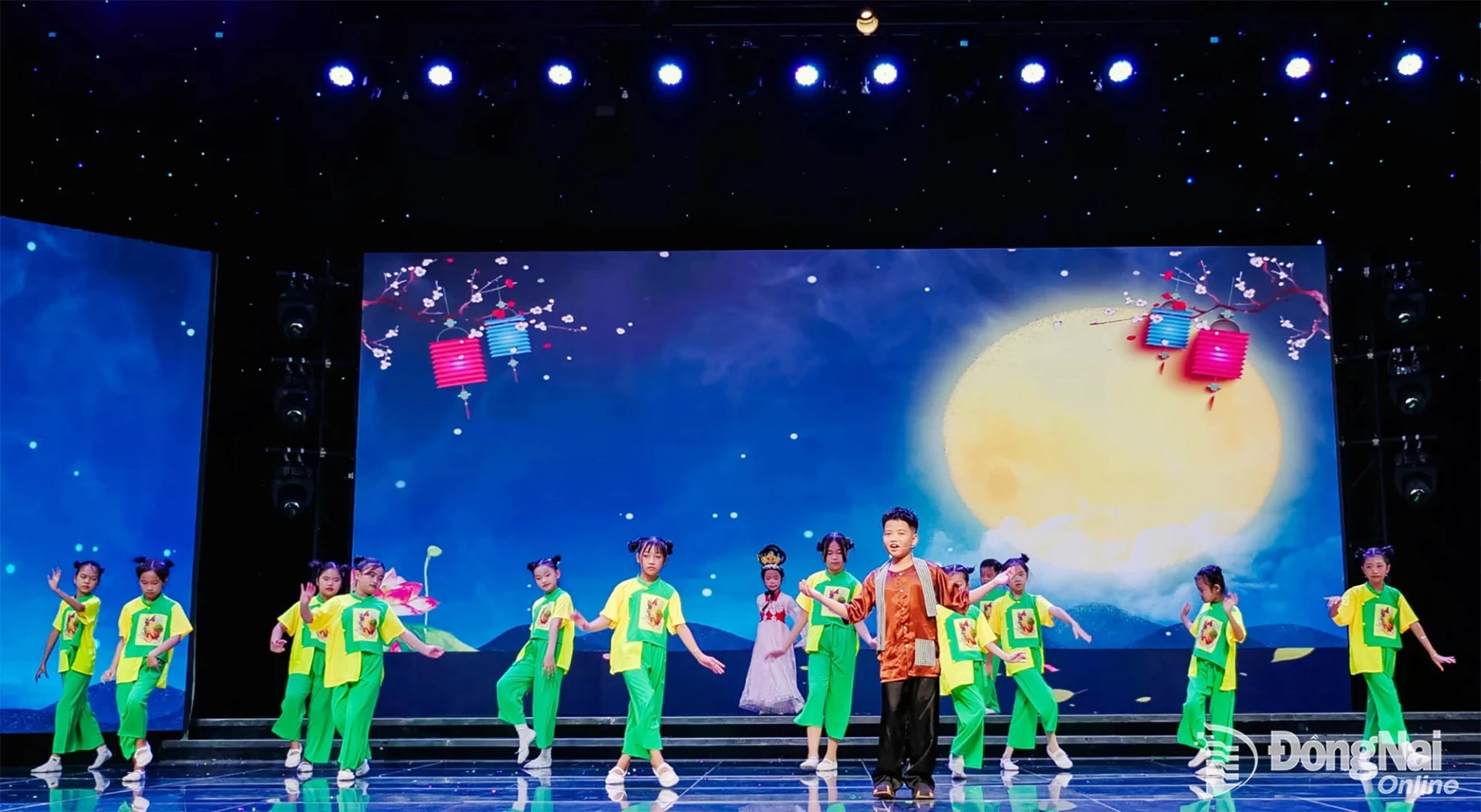 Thái Bảo và Vũ đoàn Happy Kids thể hiện ca khúc “Thằng Cuội” của nhạc sĩ Lê Thương, gợi nhớ thế giới cổ tích thân quen gắn với tuổi thơ dưới ánh trăng rằm. Ảnh: Minh Huệ
