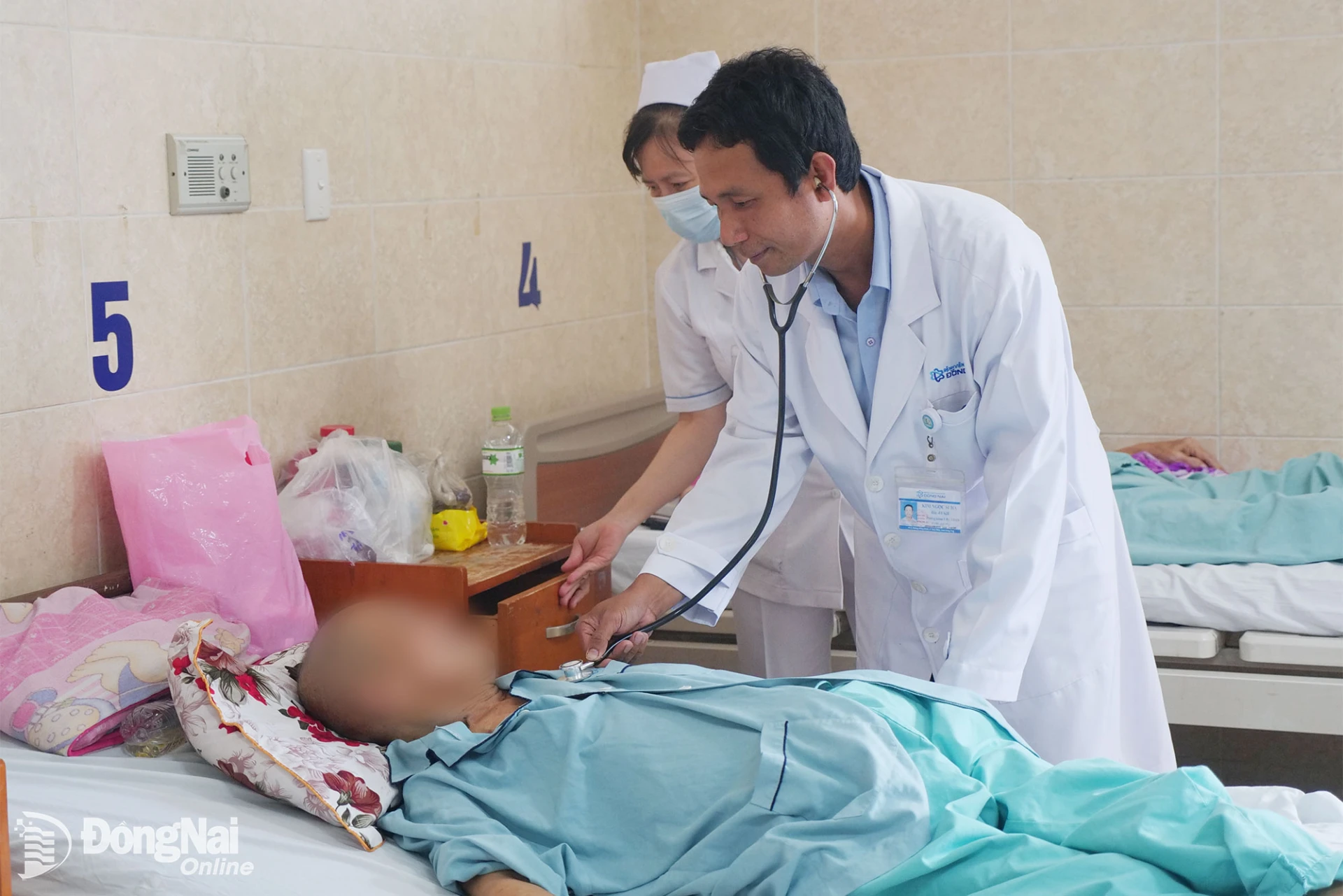 Bác sĩ Khoa Ung bướu - Y học hạt nhân (Bệnh viện Đa khoa Đồng Nai) thăm khám cho bệnh nhân ung thư. Ảnh: Hạnh Dung