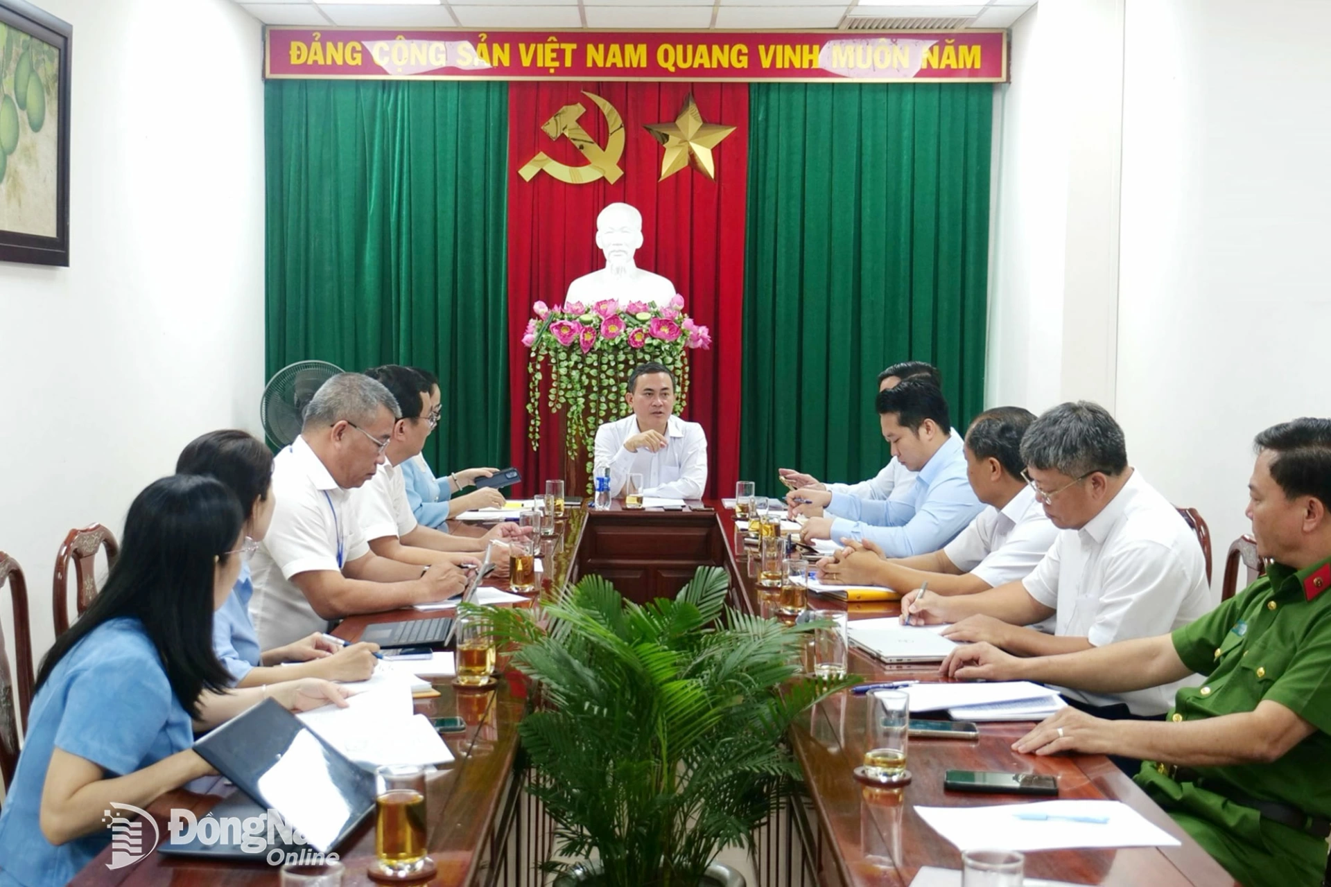 Ủy viên Ban Thường vụ Thành ủy, Phó Chủ tịch UBND thành phố Lê Trường Sơn chủ trì cuộc họp. Ảnh: Hạnh Dung
