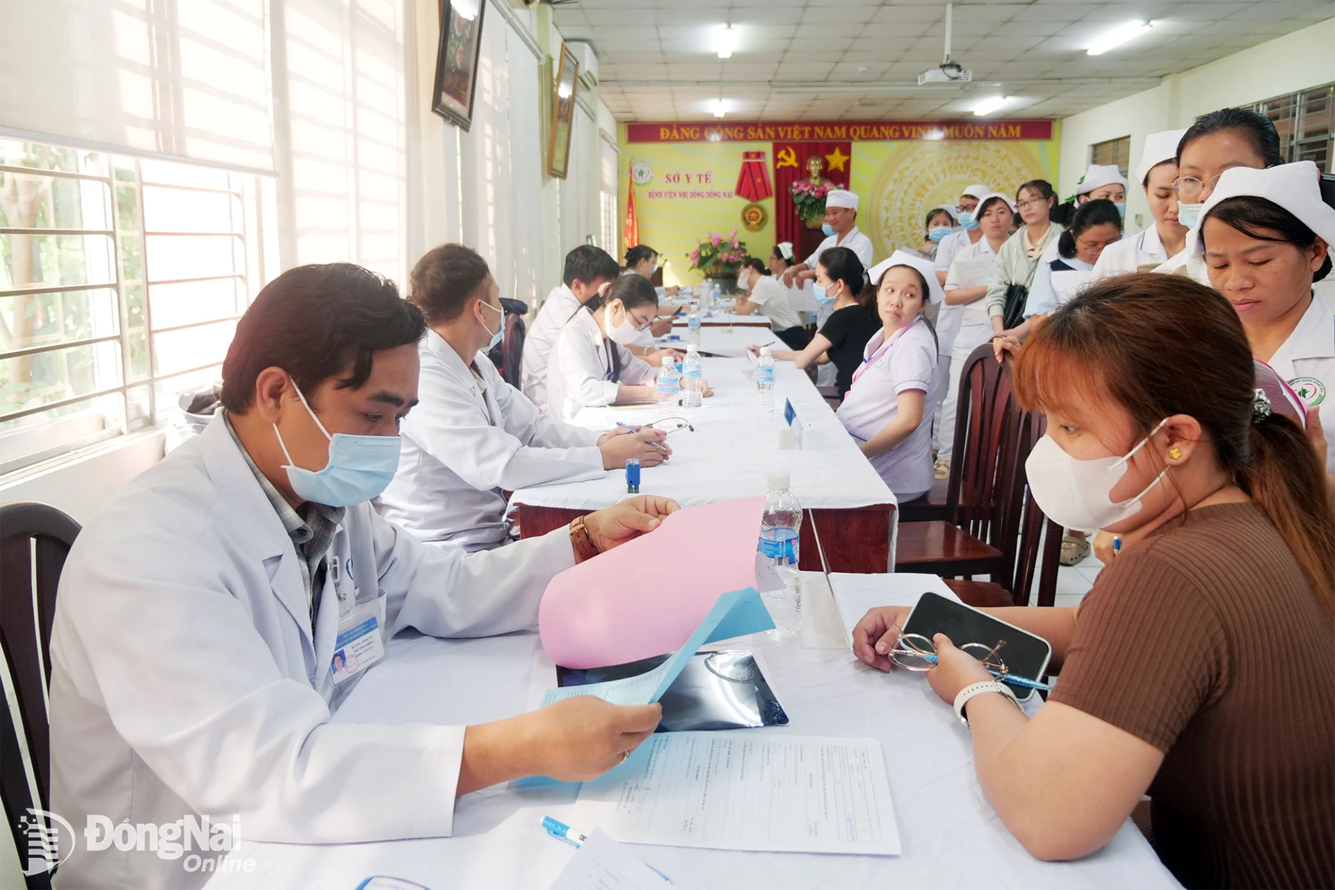 Bác sĩ Bệnh viện Đa khoa Thống Nhất khám sức khỏe định kỳ cho cán bộ, nhân viên, người lao động Bệnh viện Nhi đồng Đồng Nai. Ảnh: Hạnh Dung