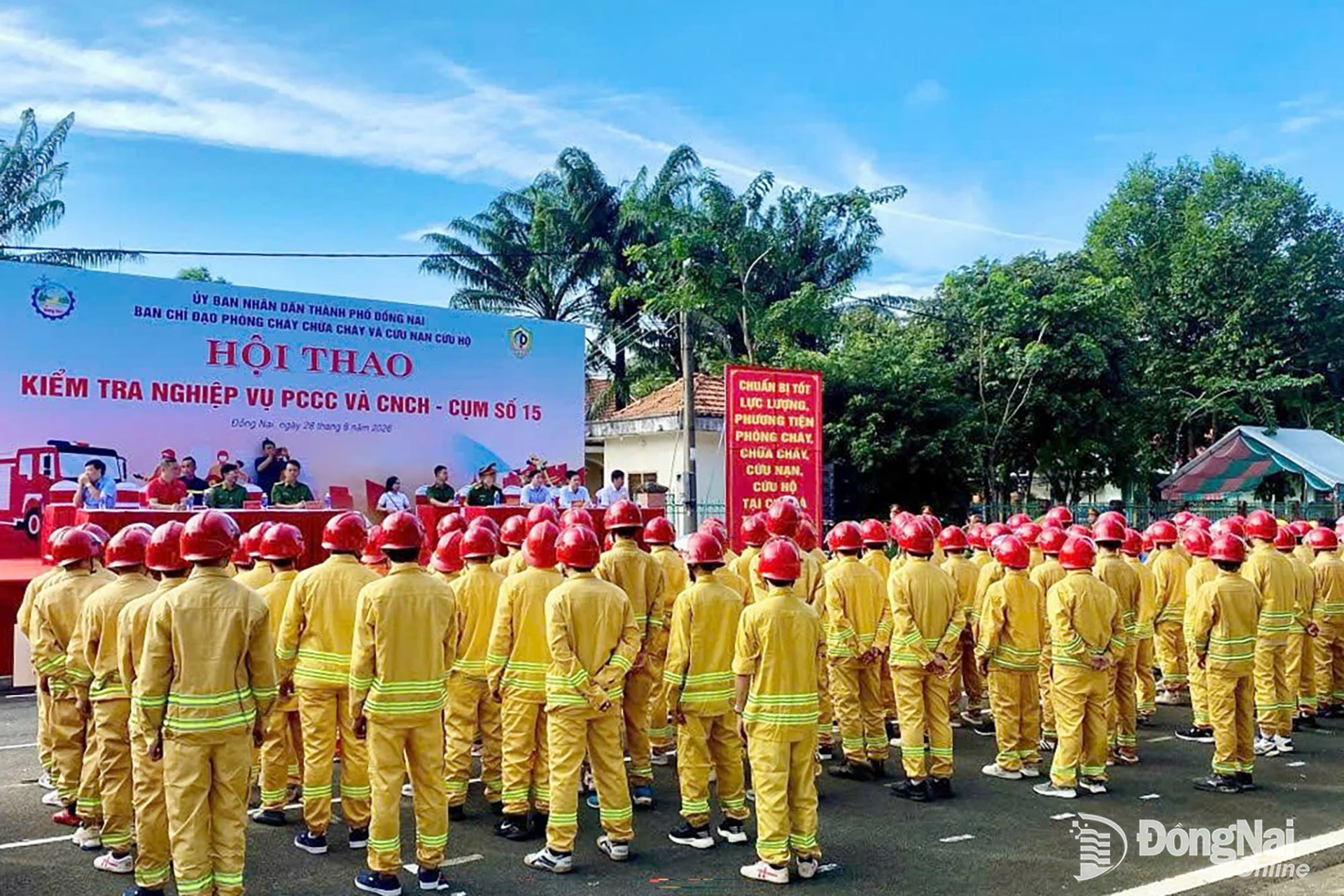 Các đội PCCC cơ sở tham gia kiểm tra nghiệp vụ PCCC và CNCH tại Cụm thi đua số 15.