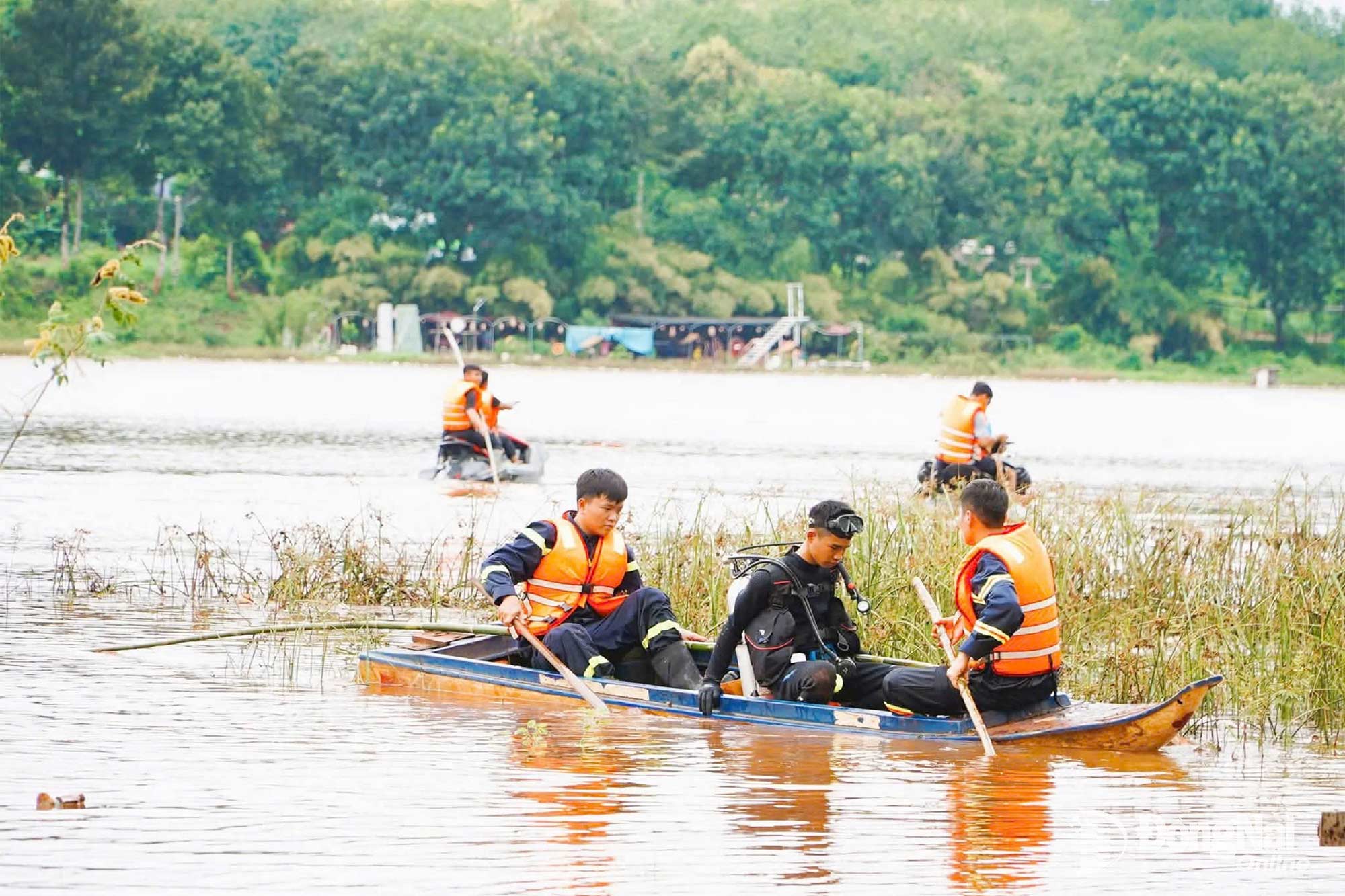 Lực lượng chức năng triển khai tìm kiếm người phụ nữ nghi bị nước cuốn mất tích tại khu vực đập Sở Nhì, phường Bình Long. Ảnh: CTV