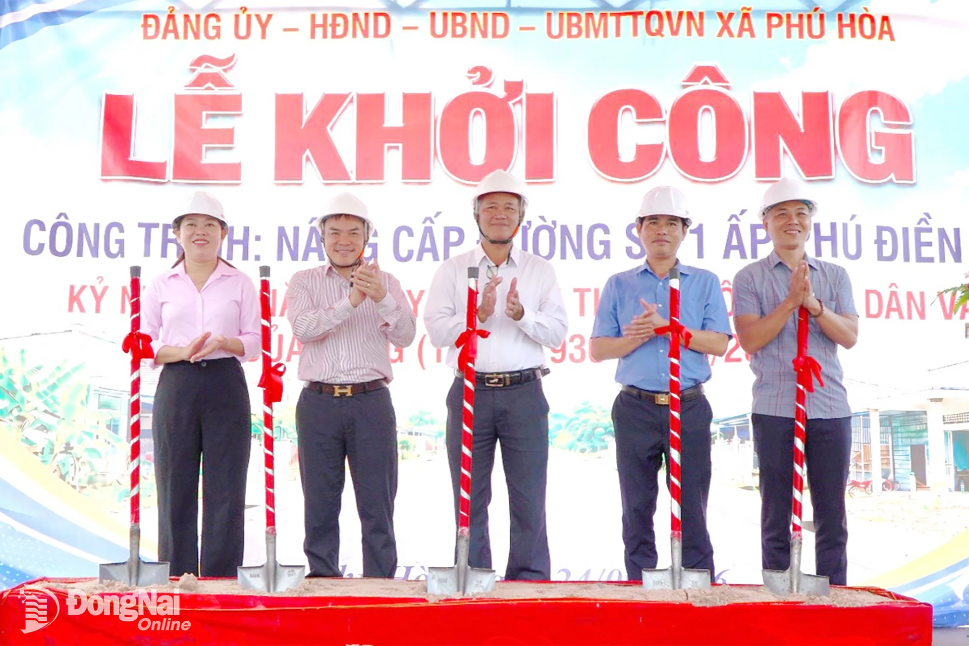 Đại diện lãnh đạo xã Phú Hòa thực hiện nghi thức khởi công dự án. Ảnh: Lê Trung